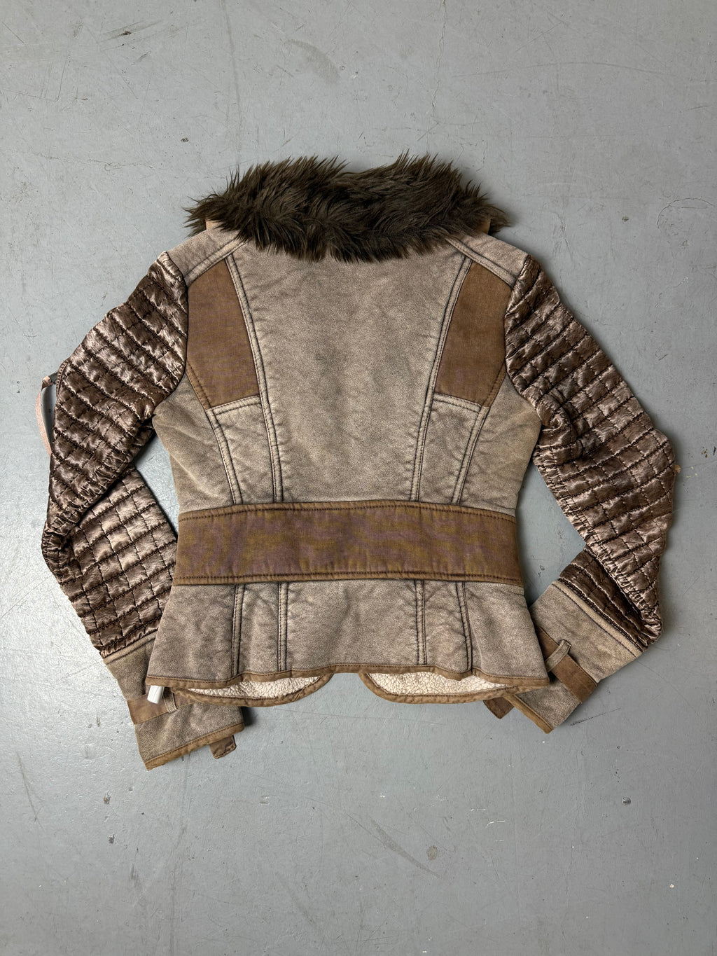 Vintage Roberto Cavalli Angels Leather Jacket with Faux Fur getragen vor grauem Hintergrund