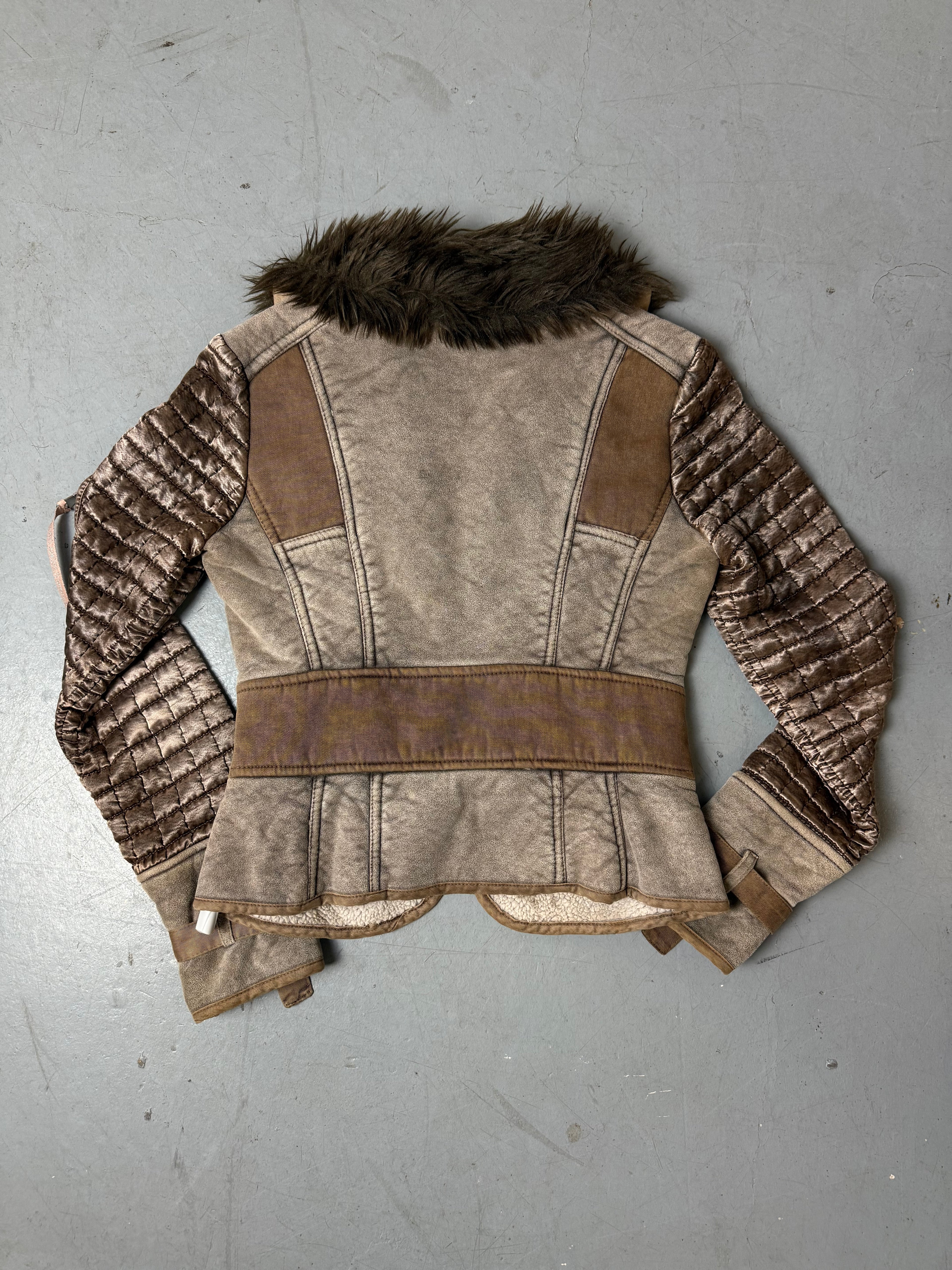 Vintage Roberto Cavalli Angels Leather Jacket with Faux Fur getragen vor grauem Hintergrund