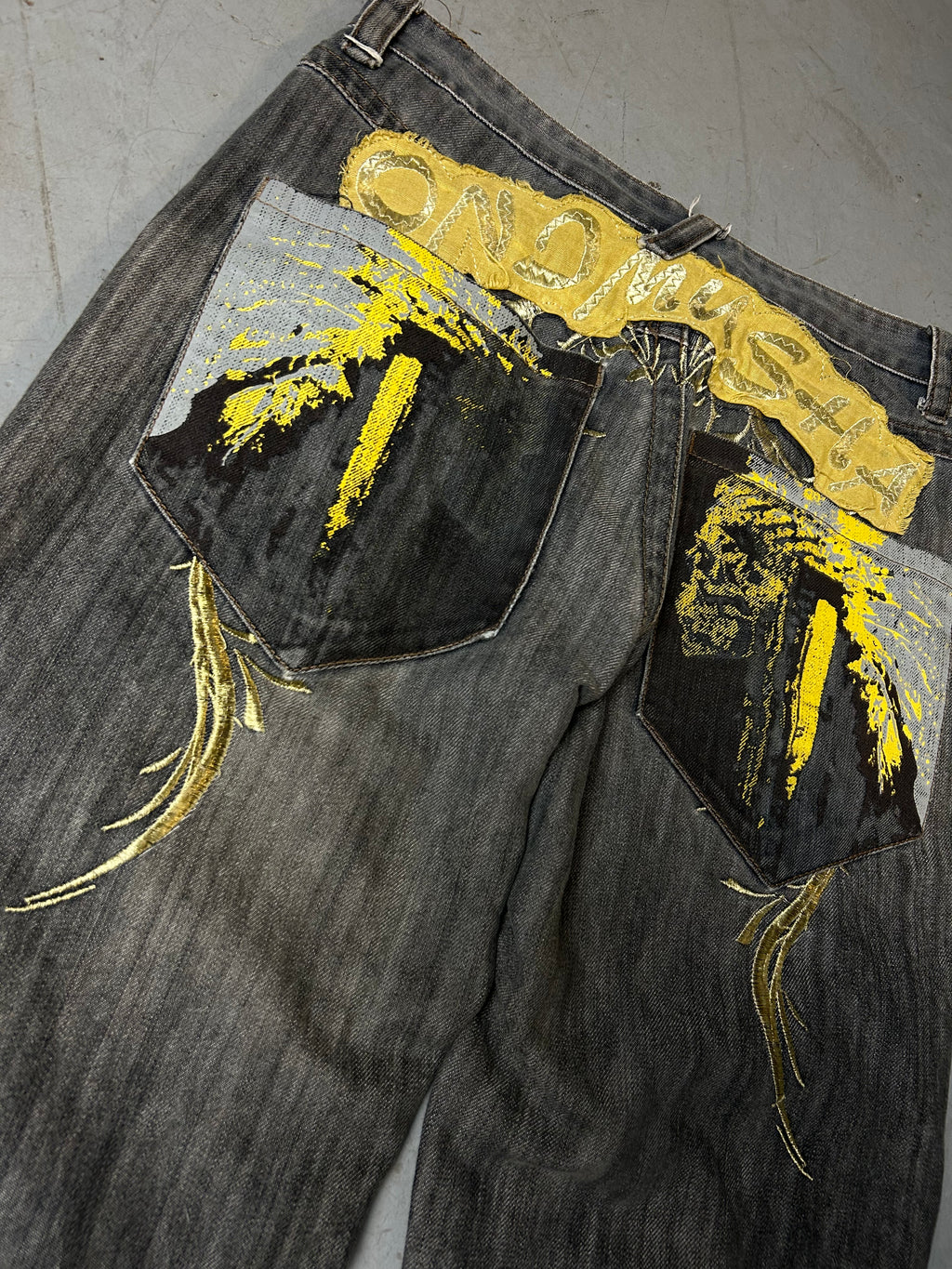 Detailliertes Produktbild von Vintage Japanese Golden Stitched Baggy Denim S/M von hinten