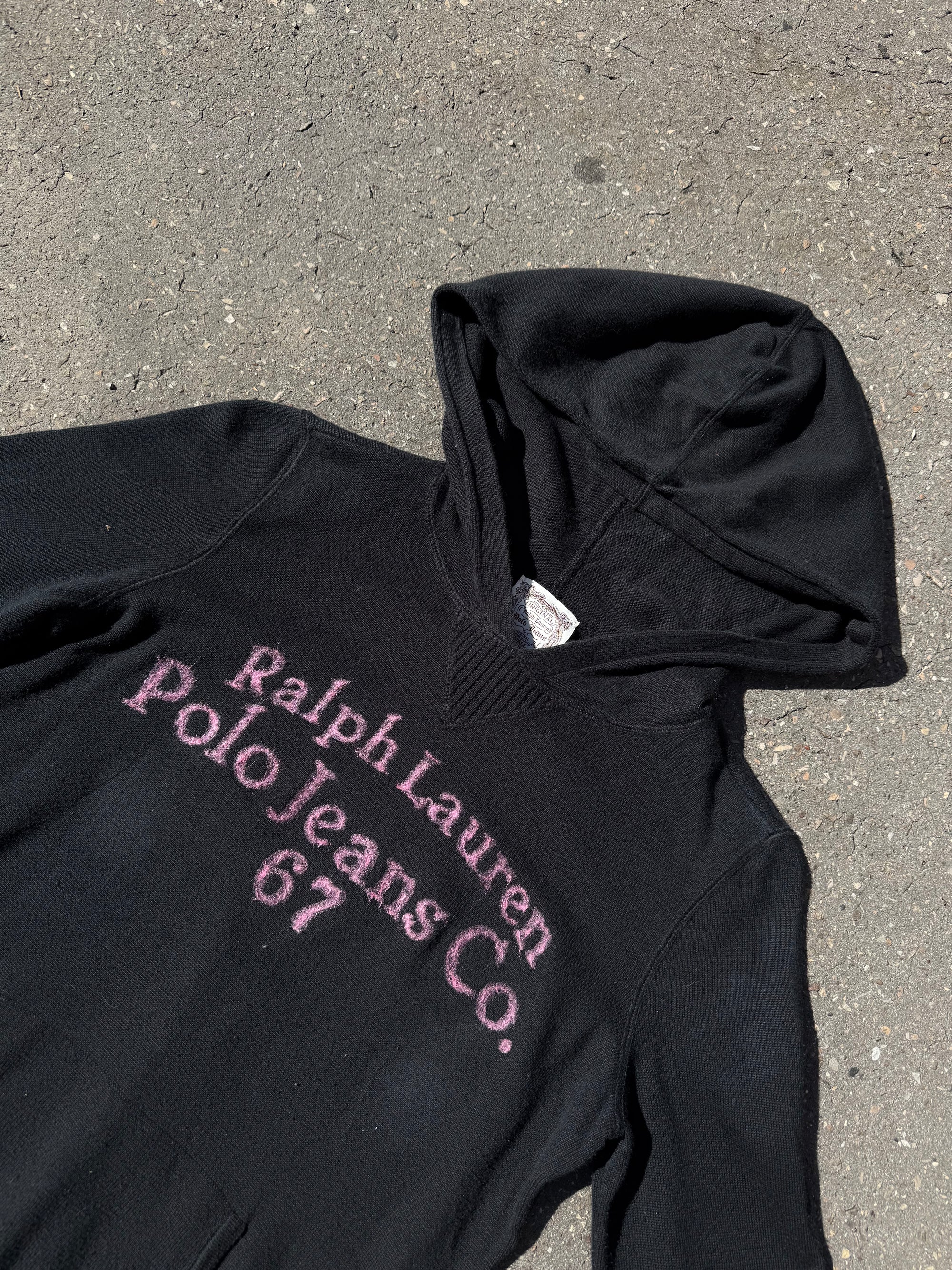 Ein schwarzer Strick hoodie von Ralph Lauren mit pinken Schriftzug auf der Vorderseite in XS