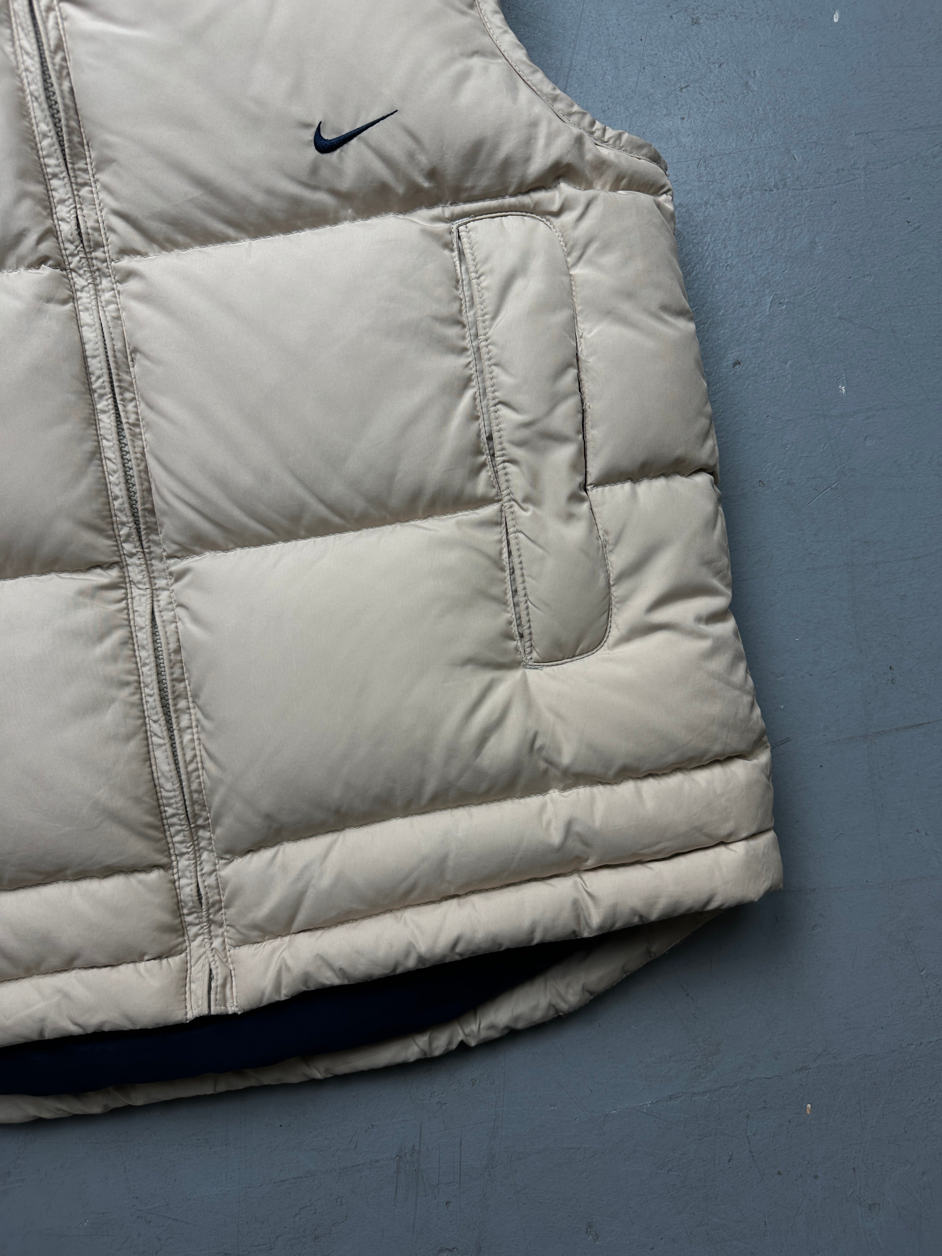 Vintage Nike Cream Down Puffer Vest für Männer. Y2K Secondhand 2000s Fashion
