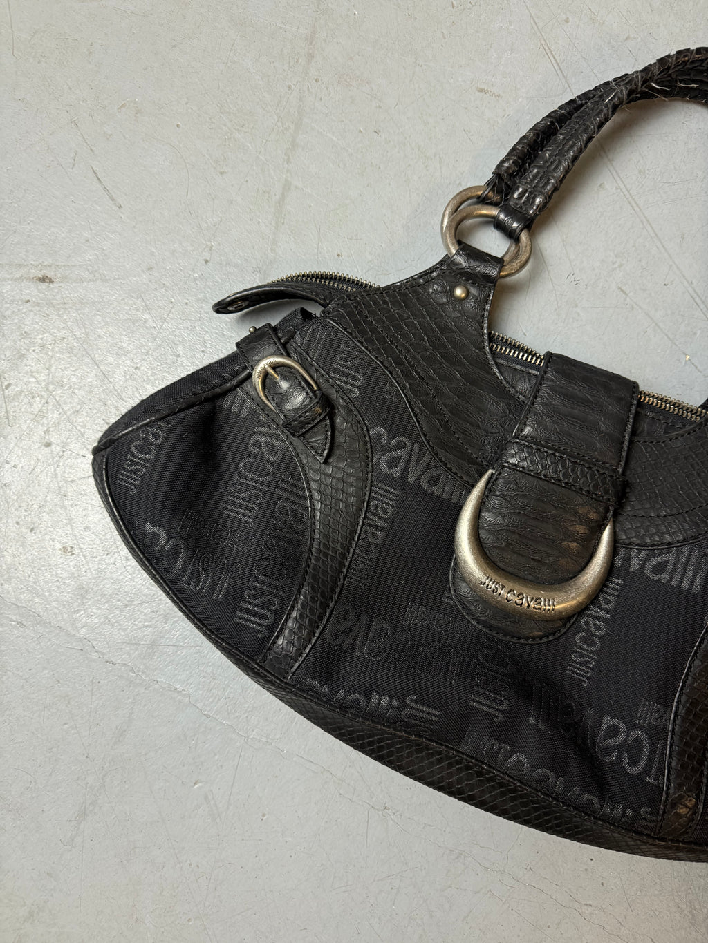 Detailbild von einer Vintage Just Cavalli Y2K Black Shoulder Bag von Just Cavalli Schriftzug