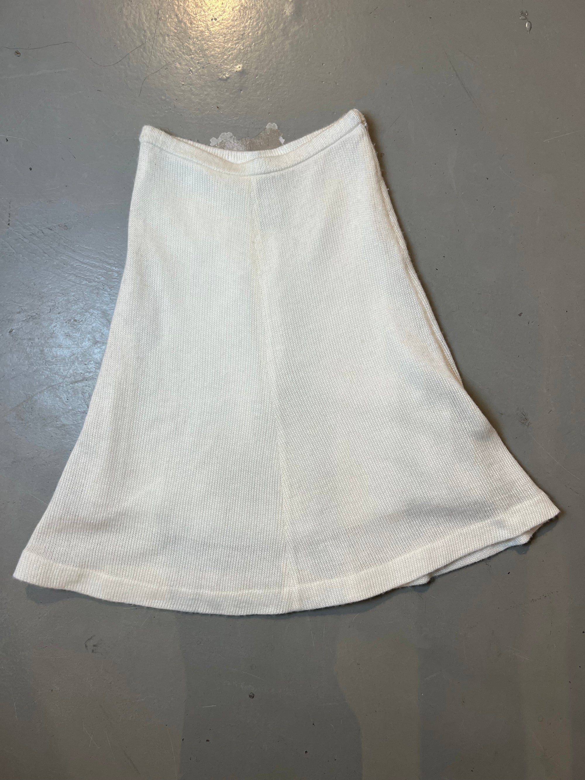 langer Weißer Strickrock, produktbild vor grauem Untergrund, Rückseite 