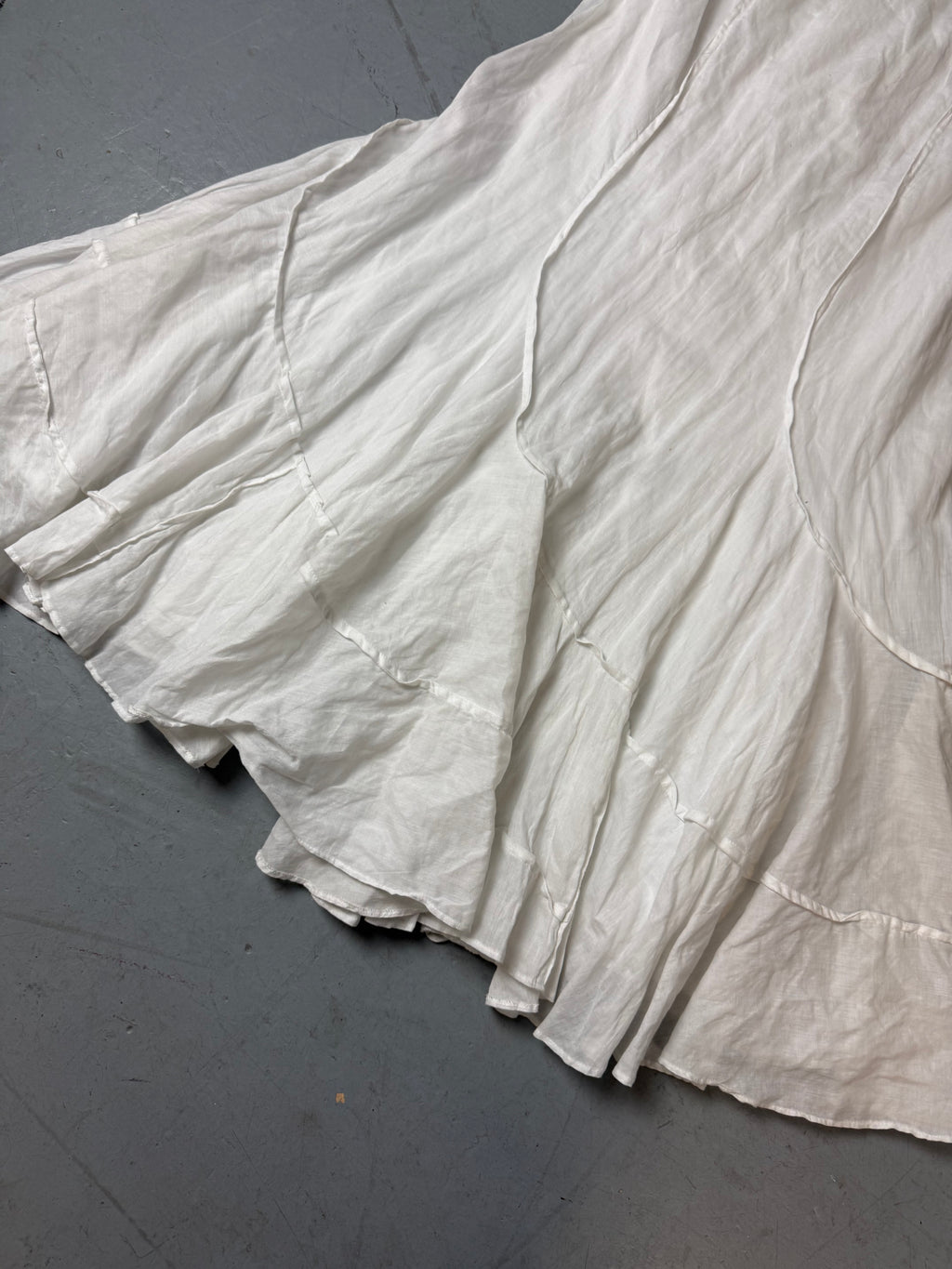 Produktbild von Weisem Maxi Rock auf grauem Boden 