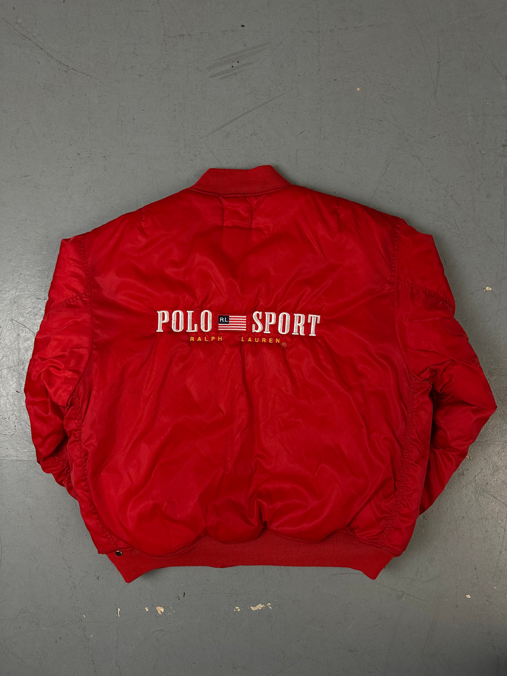 Eine rote Bomberjacke von Ralph Lauren mit dem Logo auf der Brust und Backprint 