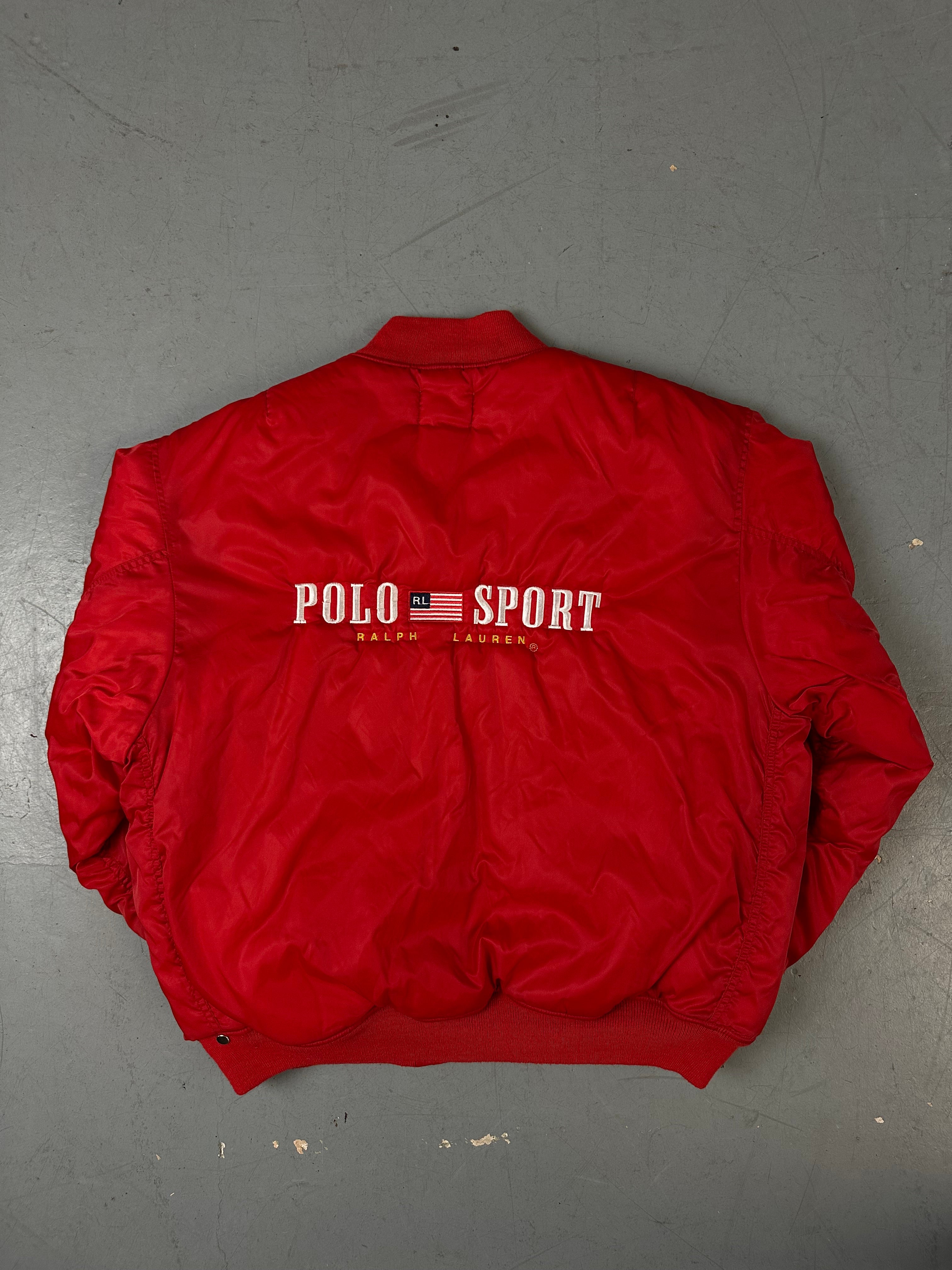 Eine rote Bomberjacke von Ralph Lauren mit dem Logo auf der Brust und Backprint 