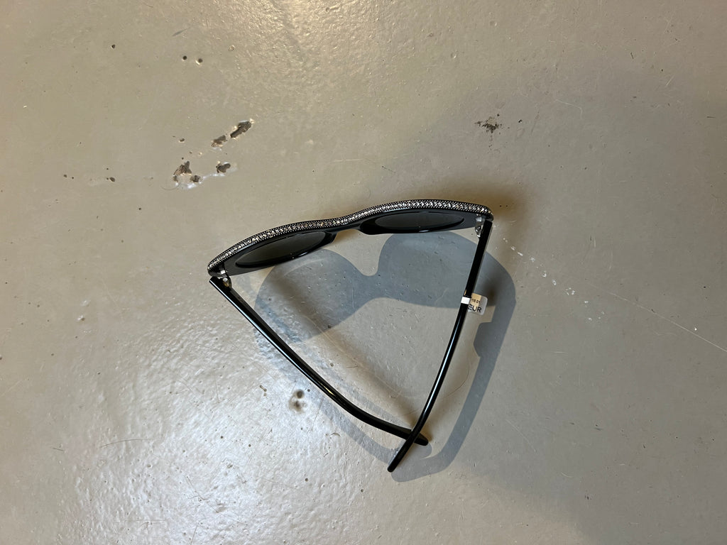 Produktbild der Cutler and Gross Sunglasses Black Glitter von oben vor grauem Hintergrund.