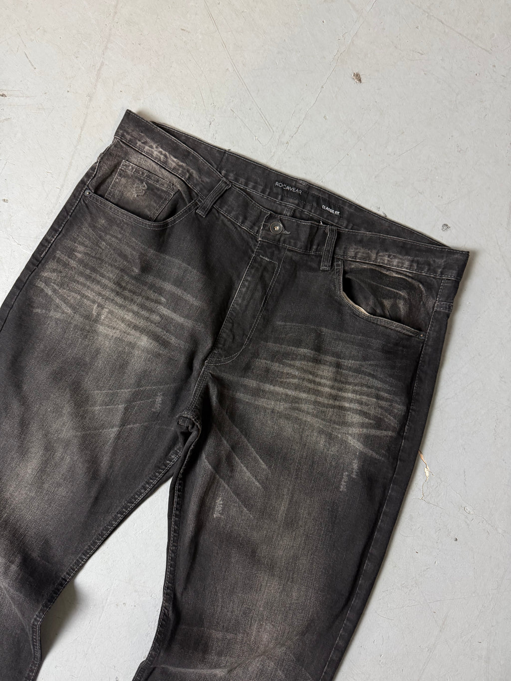 Detailbild von einer Vintage Rocawear Black Baggy Denim von Hosenbund von vorne