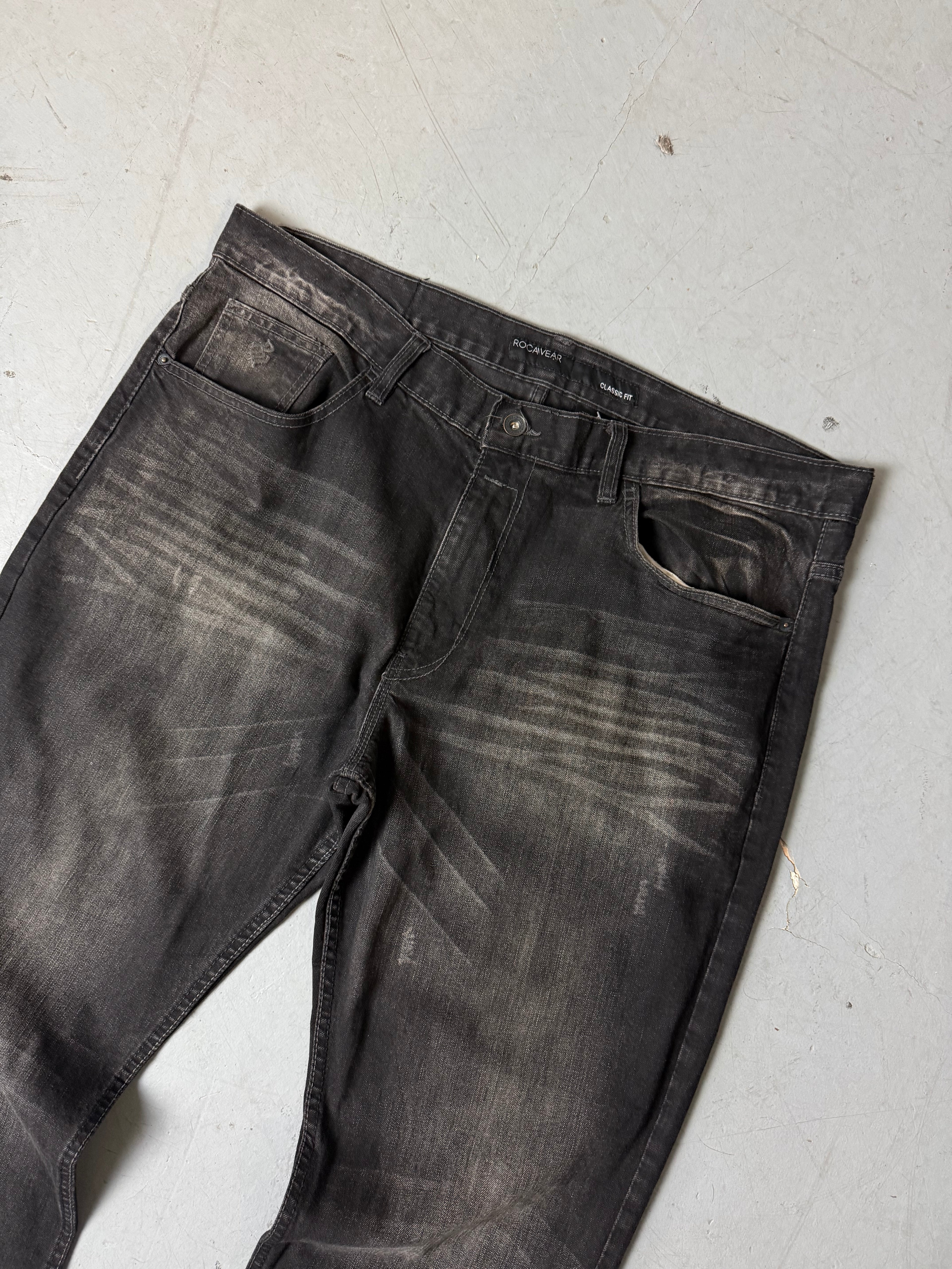 Detailbild von einer Vintage Rocawear Black Baggy Denim von Hosenbund von vorne