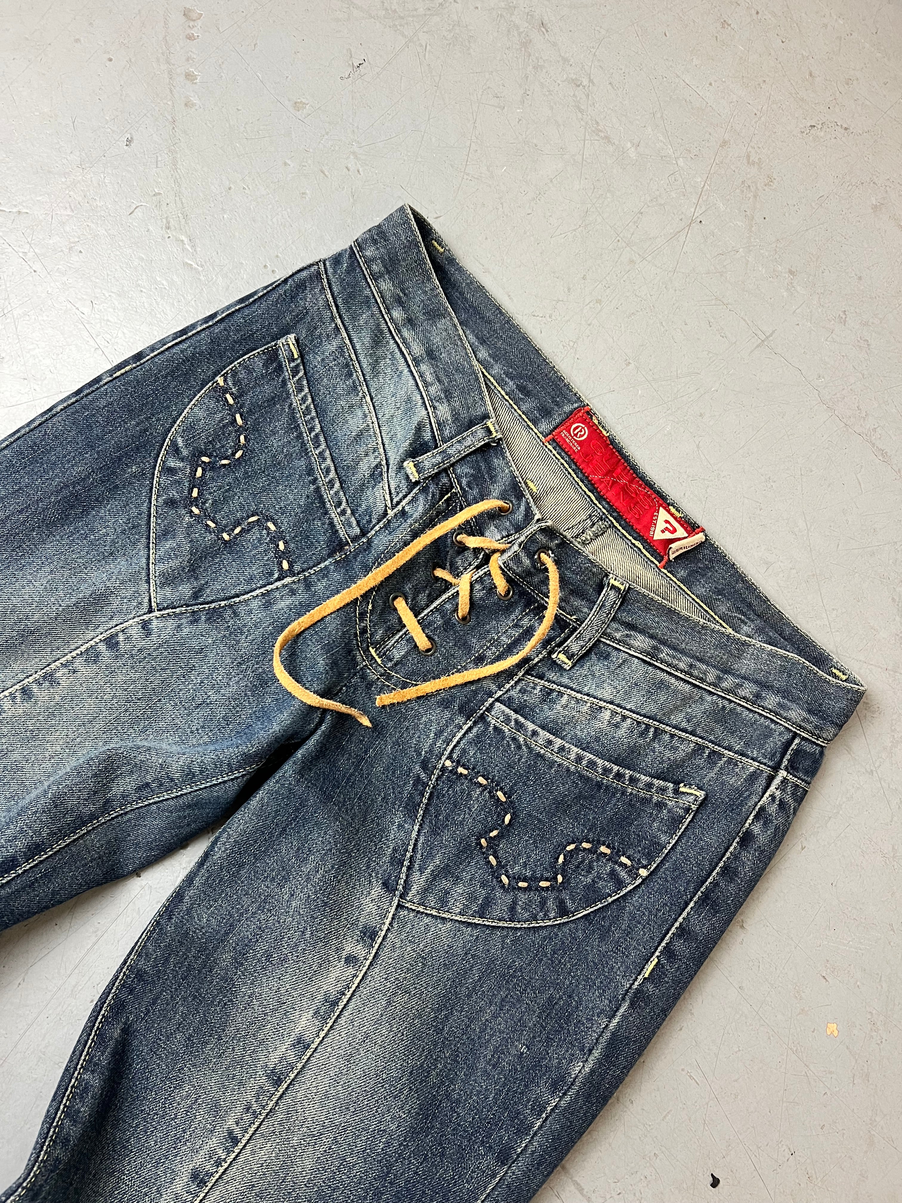 Vintage Guess Dark Blue Low Waist Jeans mit Schnürung für Damen. Y2K Second Hand 2000s Fashion