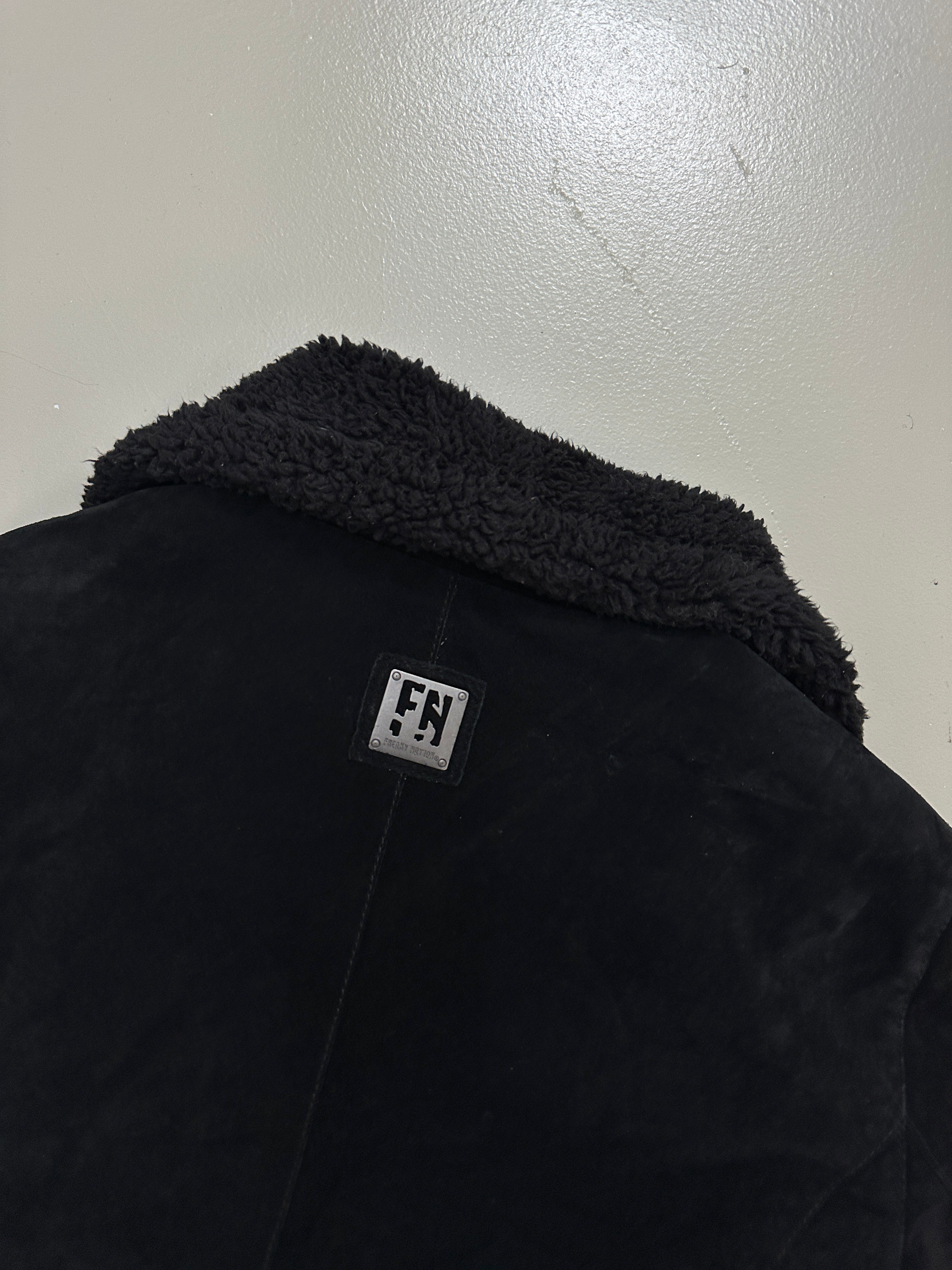 Vintage Black Asymetrical Sherling Jacket
für Herren. Y2K Second Hand 2000s Fashion 