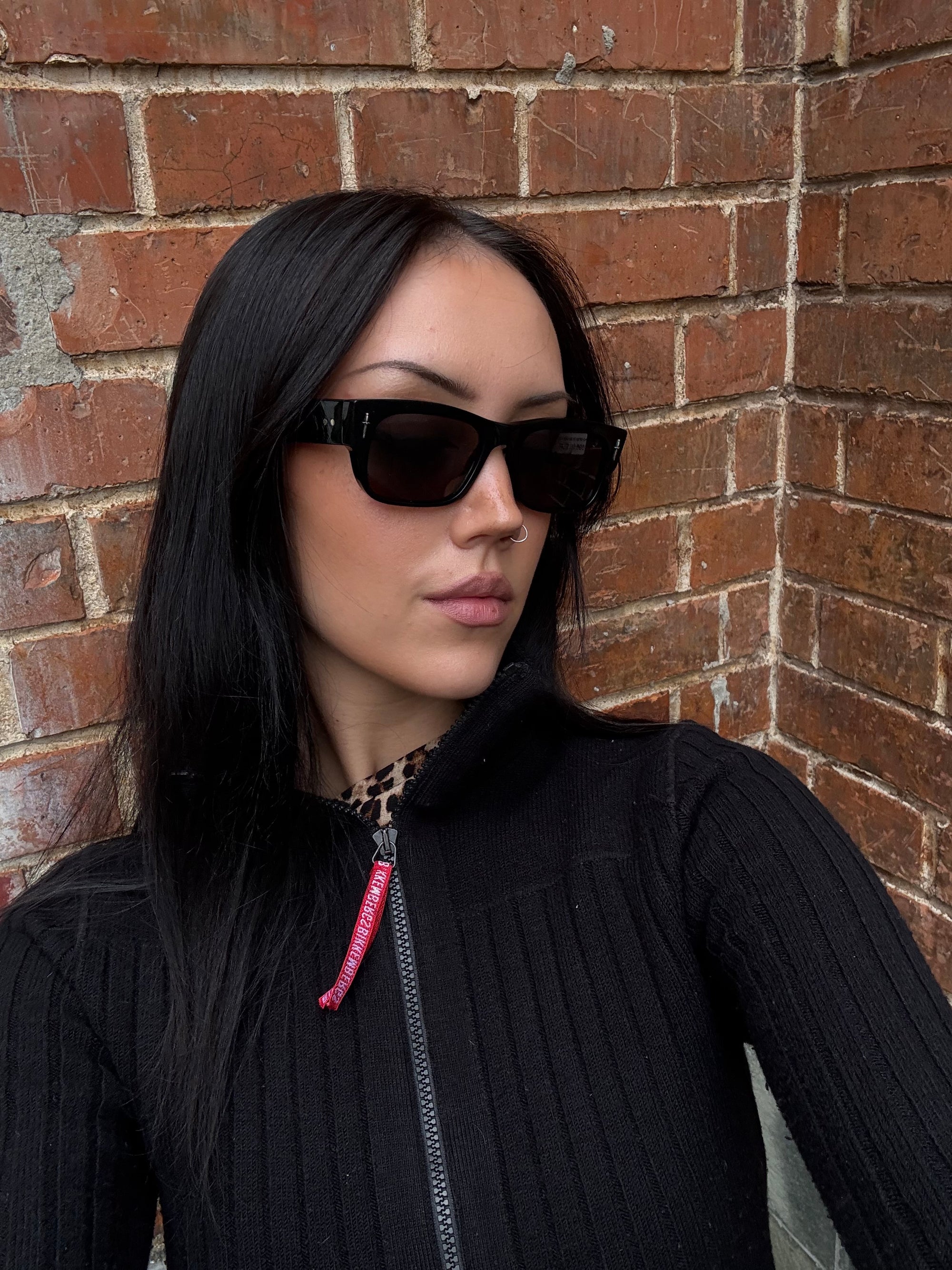 Schwarze Sonnenbrille von cutler & gross mit kleinen Dolch Details am Gestell 