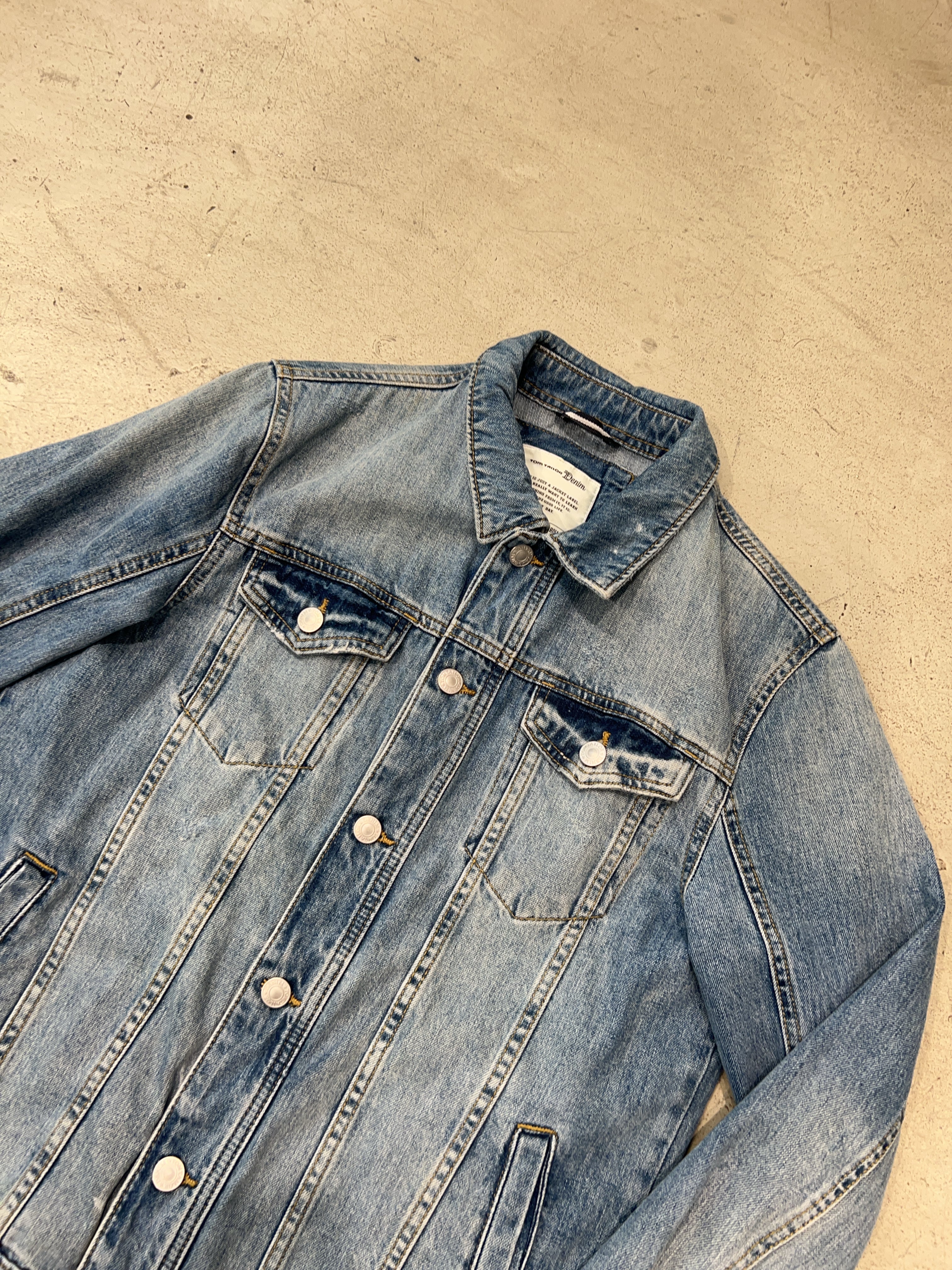 Vintage Tom Tailor Denim Jeansjacke für Herren. Y2K Second Hand 2000s Fashion.