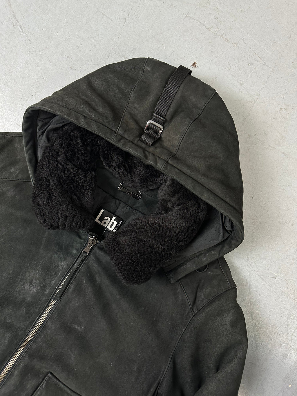 Eine schwarze Sherlingjacke mit Kaputze 