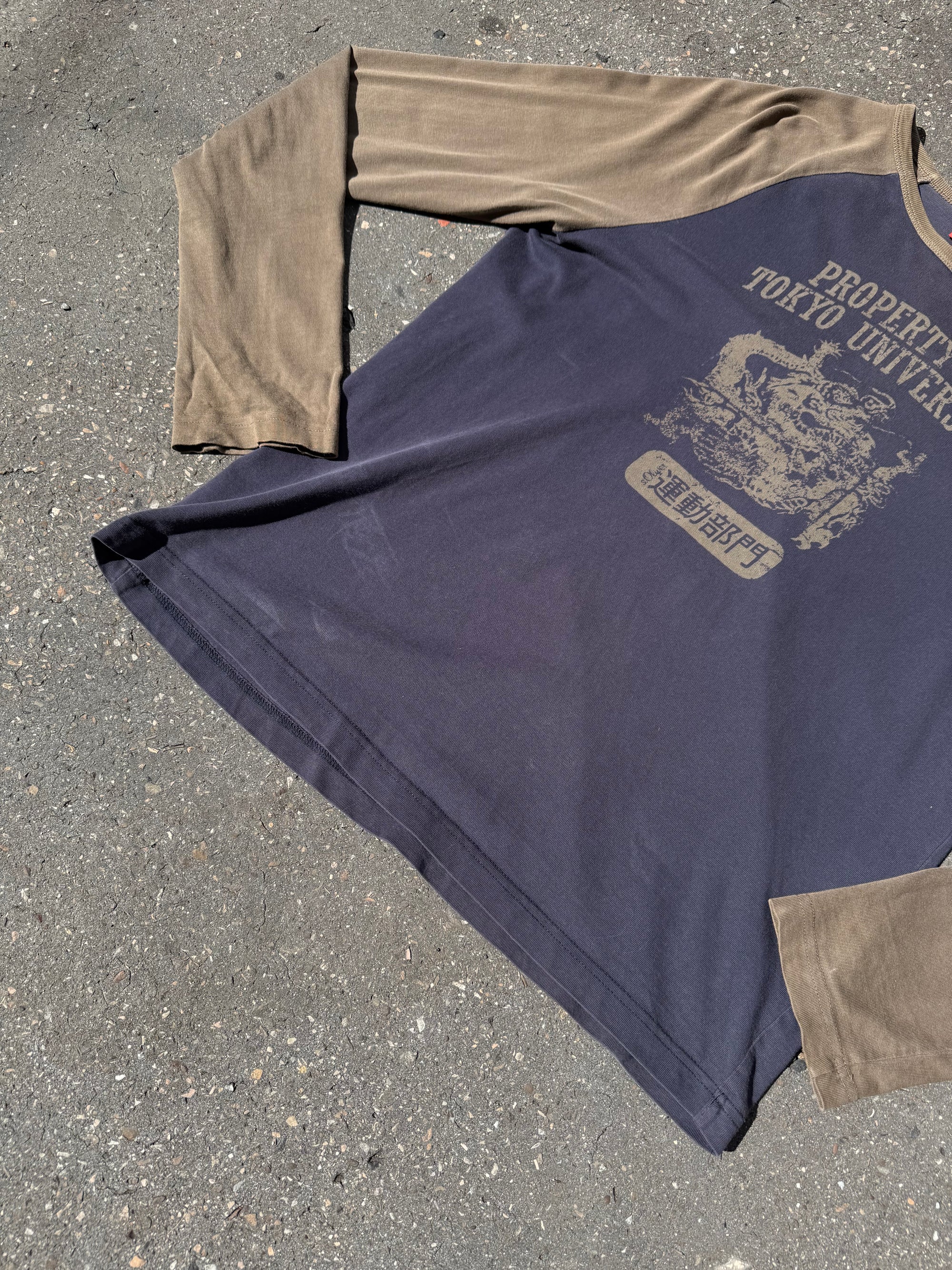 Ein braun blaues Longsleeve von s.Oliver mit Tokyo University Print auf der Vorderseite