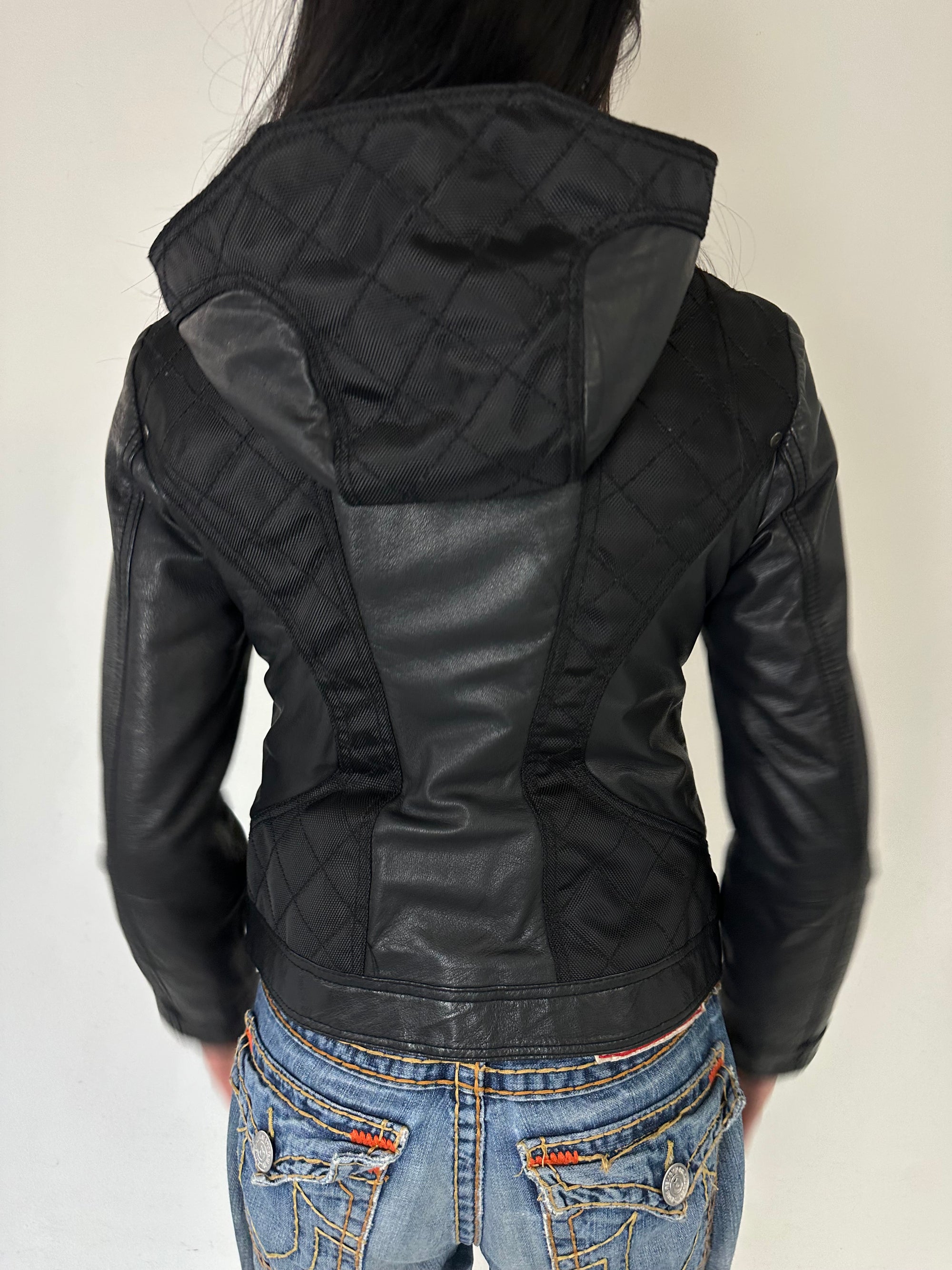Eine schwarze Lederjacke mit Kaputze 