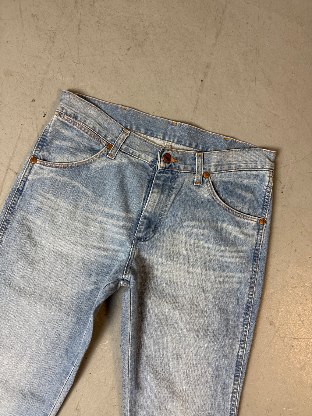 Detailbild von Vintage Wrangler Light Blue Flared Denim von vorne