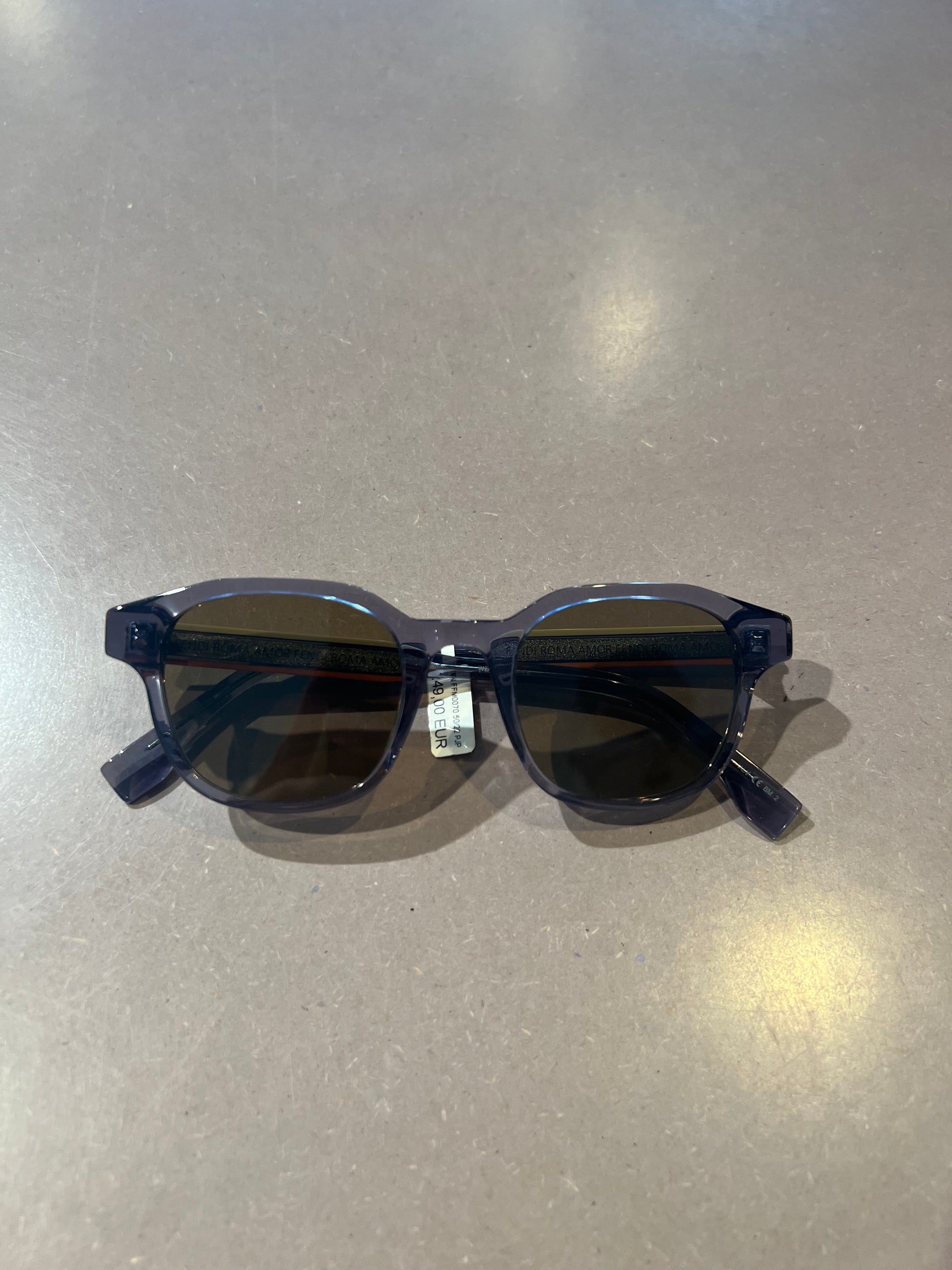 Auf dem Bild ist ein Produktbild der Fendi Roma Sonnenbrille von vorne vor Grauem Hintergrund zu sehen.