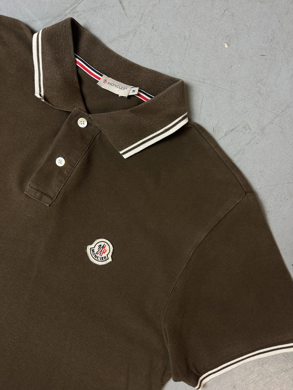 Detailbild von Vintage Brown Moncler Polo von vorne