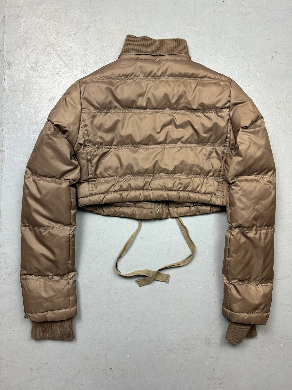 Vintage Brown Super Cropped Puffer Jacket für Damen. Y2K Second Hand 2000s Fashion