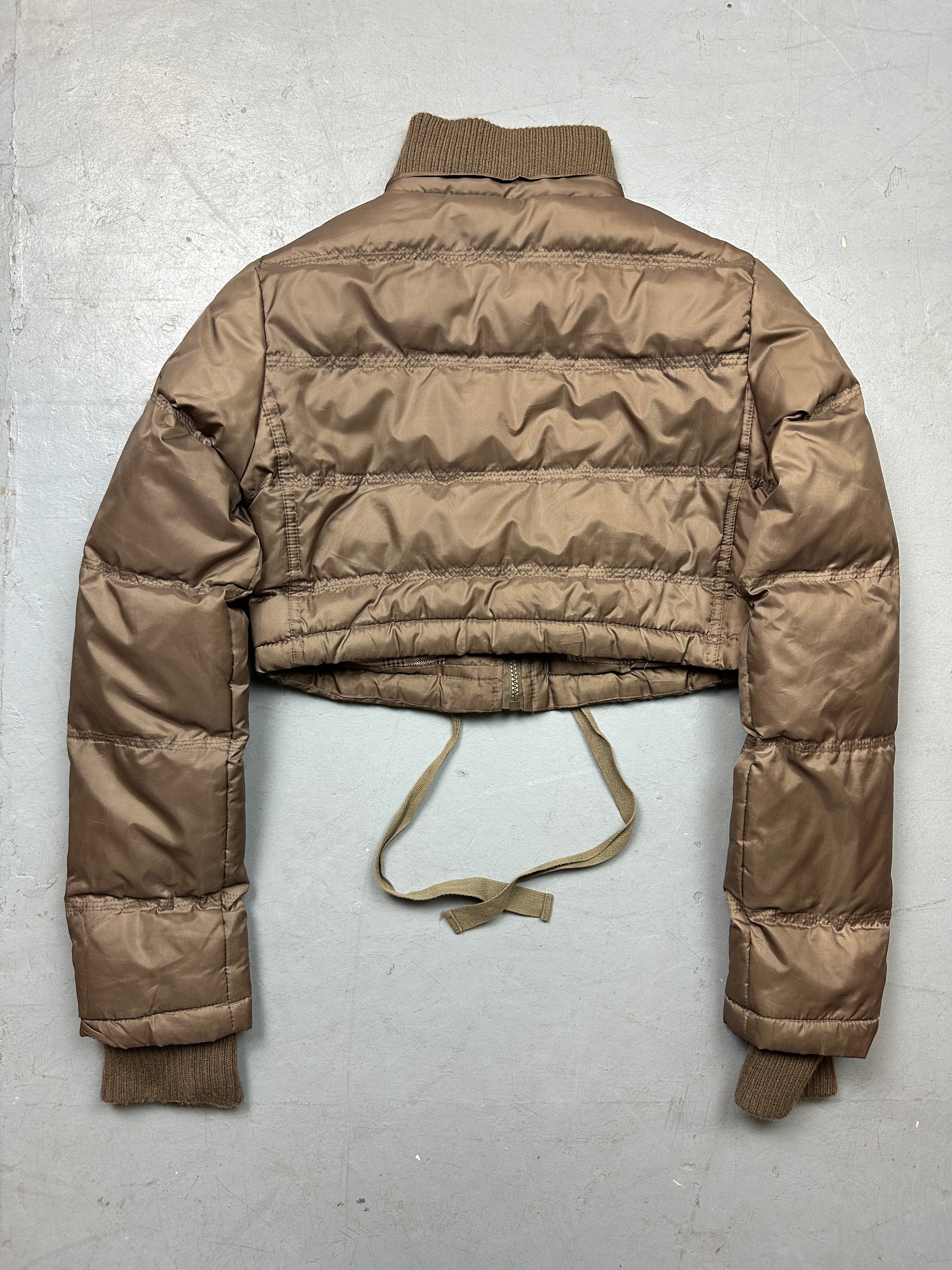 Vintage Brown Super Cropped Puffer Jacket für Damen. Y2K Second Hand 2000s Fashion