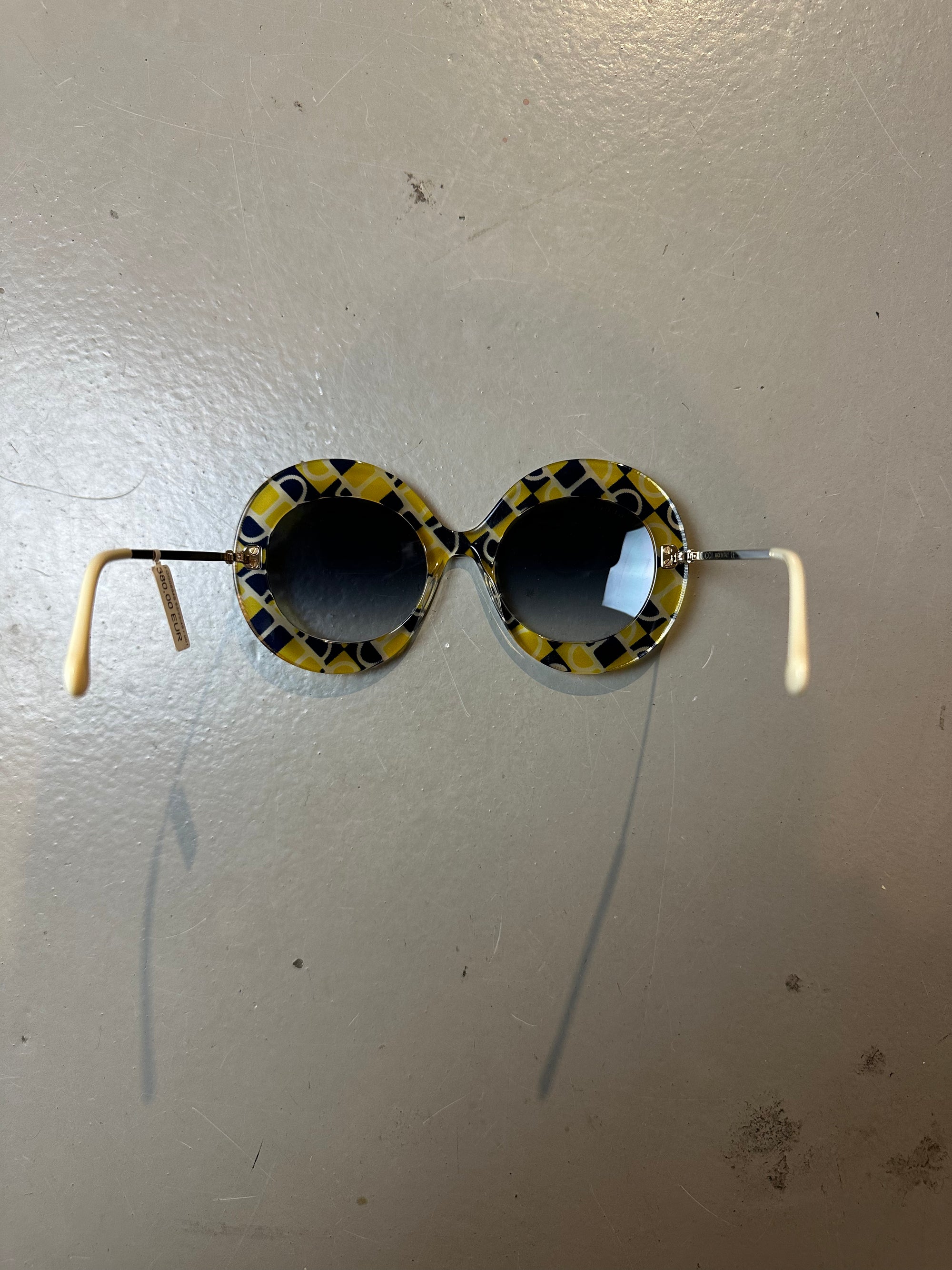 Produktbild der Gucci Sunglasses von oben und hinten.
