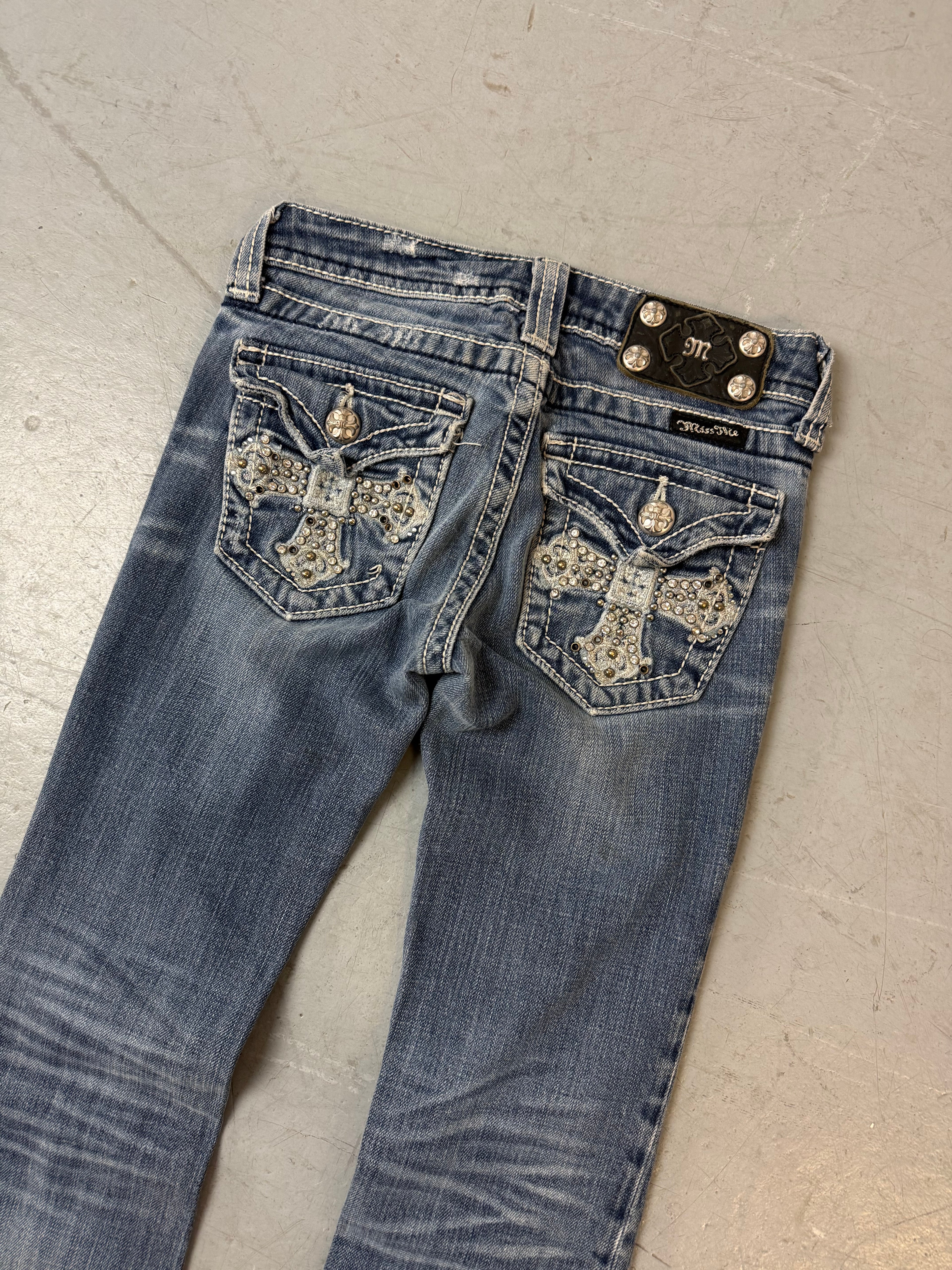 Vintage Miss Me Low Waist Bootcut Denim für Damen. Y2K Second Hand 2000s Fashion