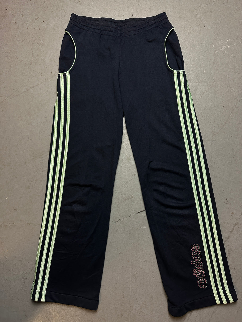 Produktbild von einer Vintage Blue Adidas Track Pants with Green Stripes von vorne