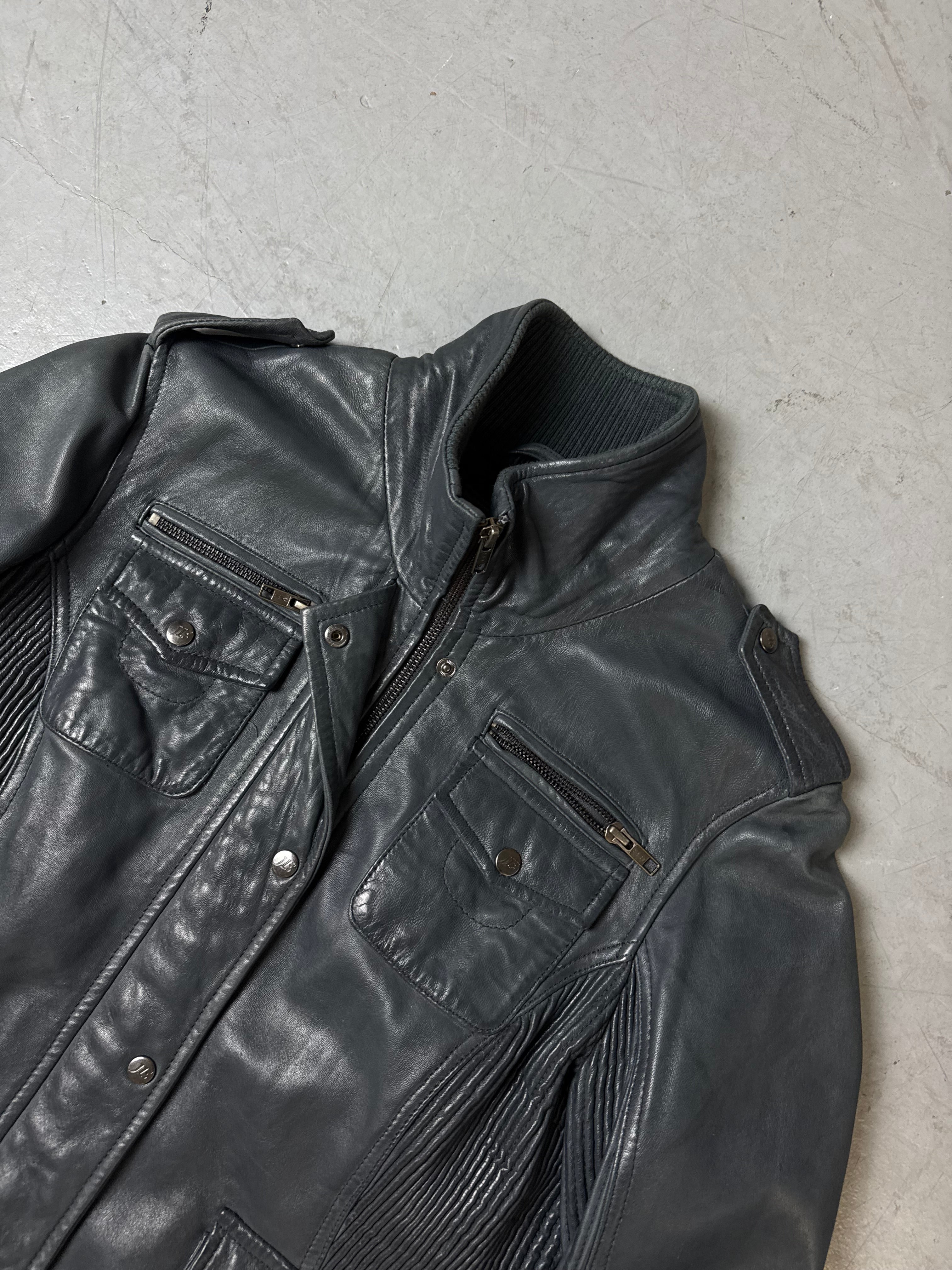 Eine blaue Lederjacke vintage Y2K 