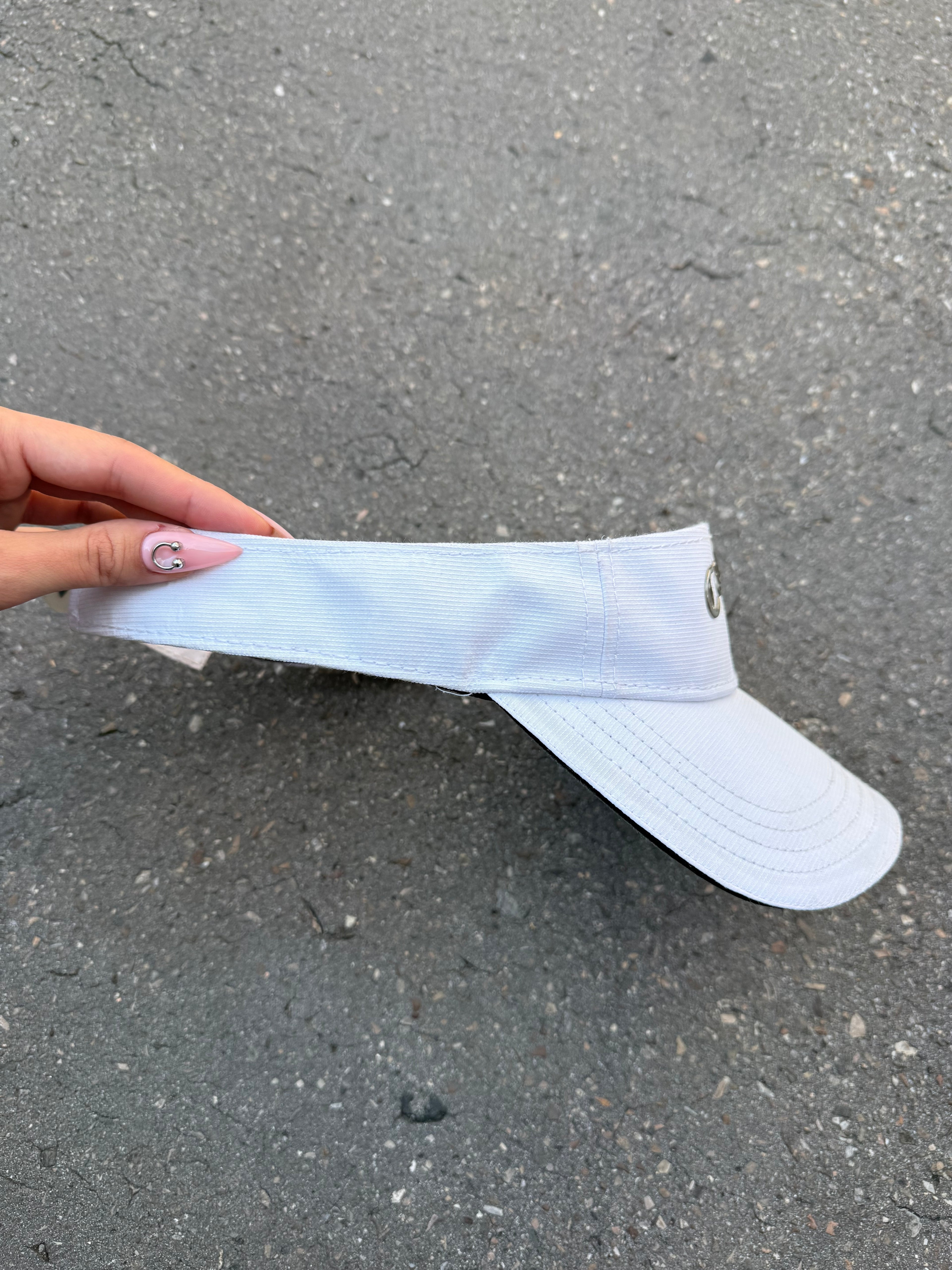 Eine weiße Tennis Cap von Callaway mit dem Logo in Silber vorne und verstellbarem Verschluss 