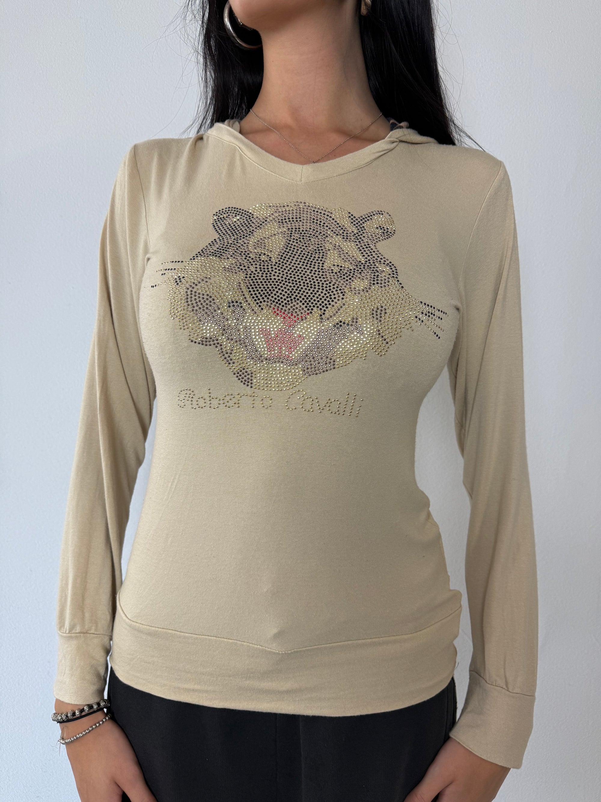 Ein Beiges Longsleeve mit Leoparden Kaputze und einem Tiger in Rhinestones auf der Brust von Roberto Cavalli