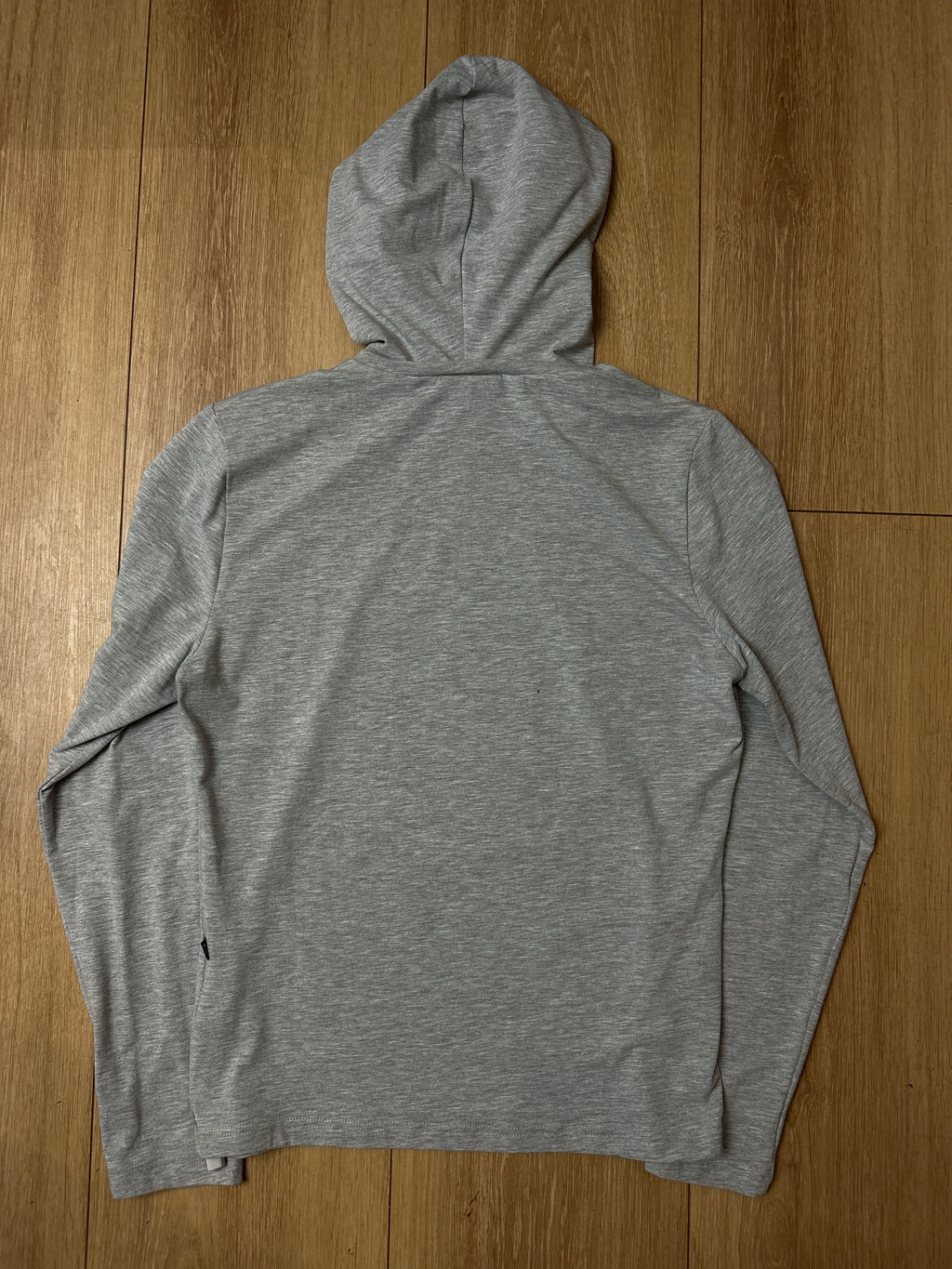 Ein grauer hoodie von Playboy mit Logo strasssteinchen auf der Brust und Patch auf dem Arm im y2k Stil 