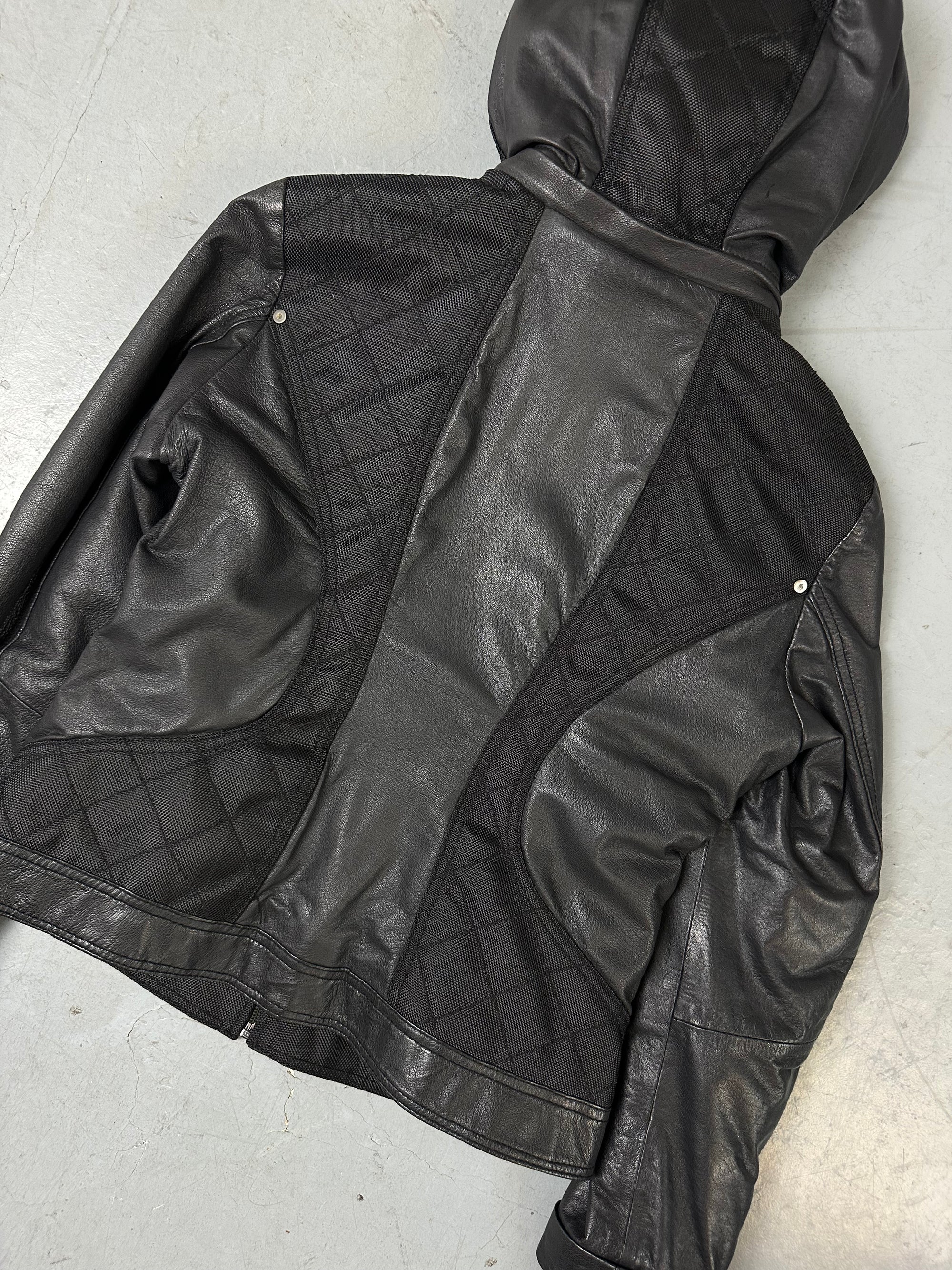 Eine schwarze Lederjacke mit Kaputze 
