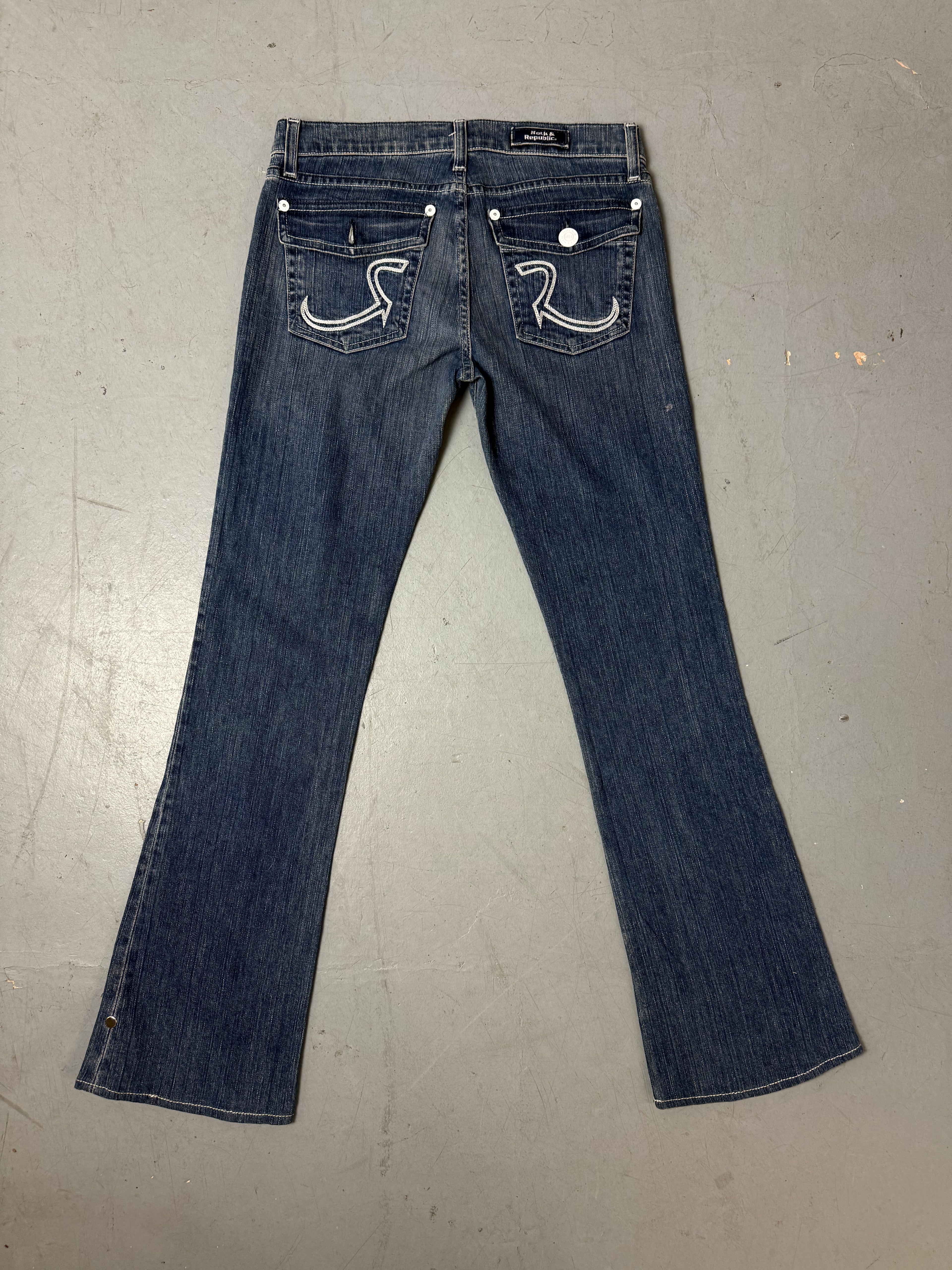 Vintage Rock&Republic Low Waist Bootcut Denim getragen vor weißer Wand