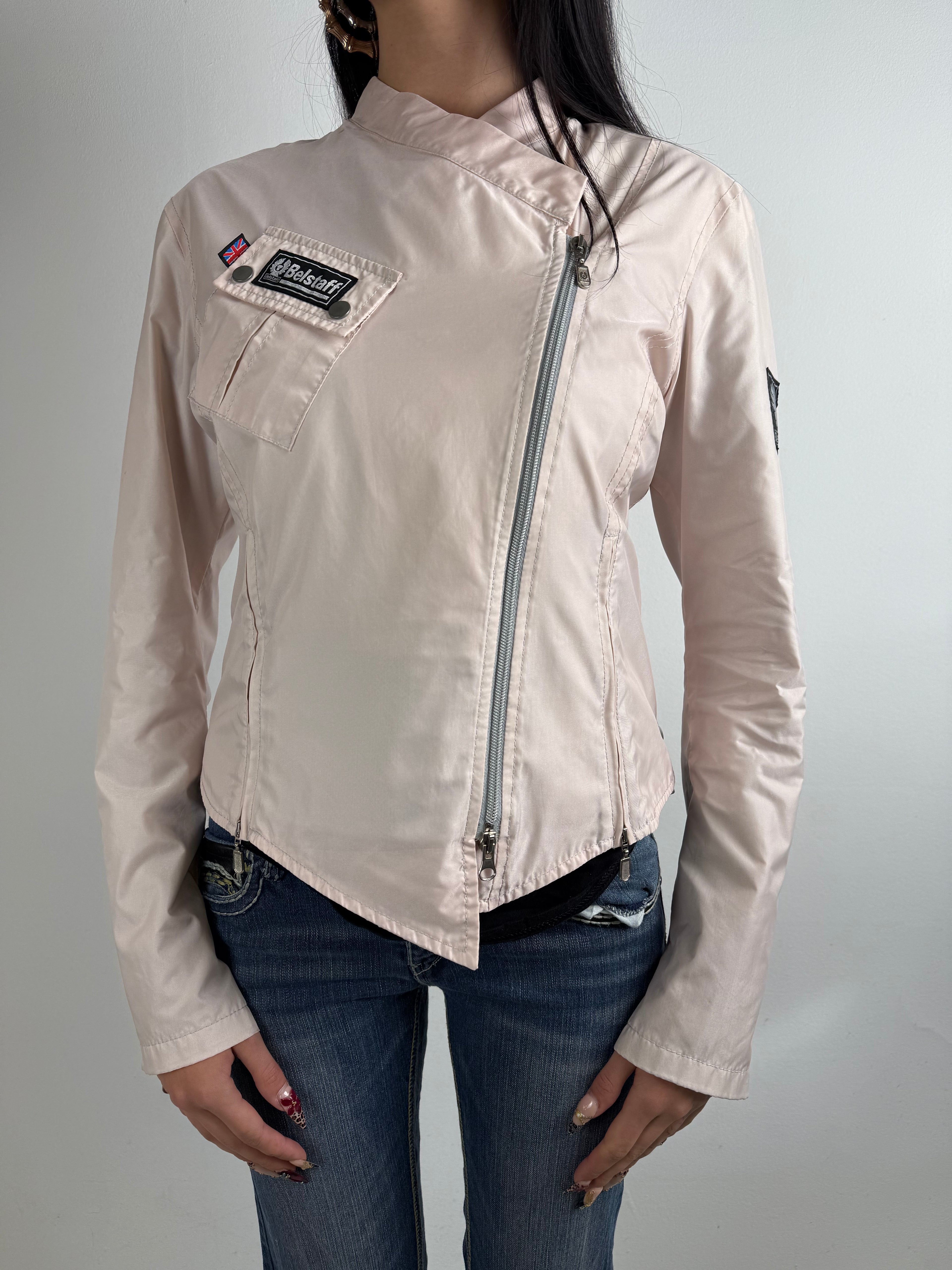 Vintage Belstaff Light Pink Jacket Getragen mit schrägem zipper vor weißer Wand