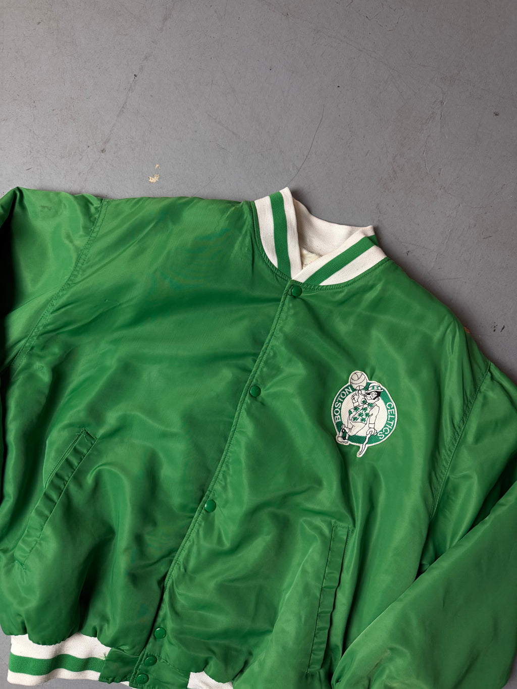 Detailbild von NBA Boston Celtics Green Bomber Jacket von vorne