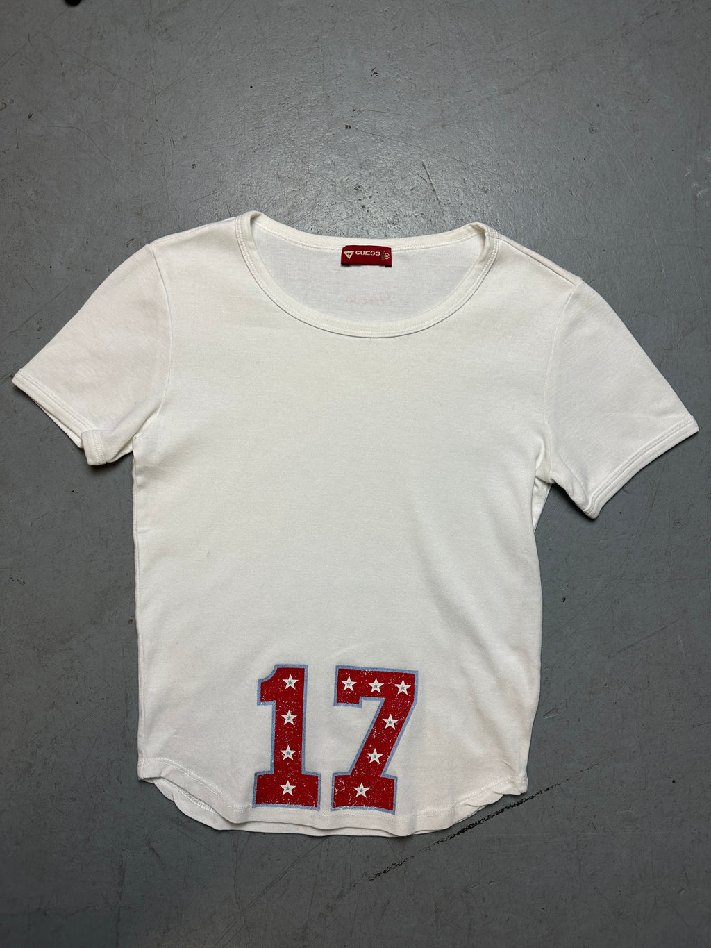 Produktbild von einem Vintage Guess Baby Tee von vorne