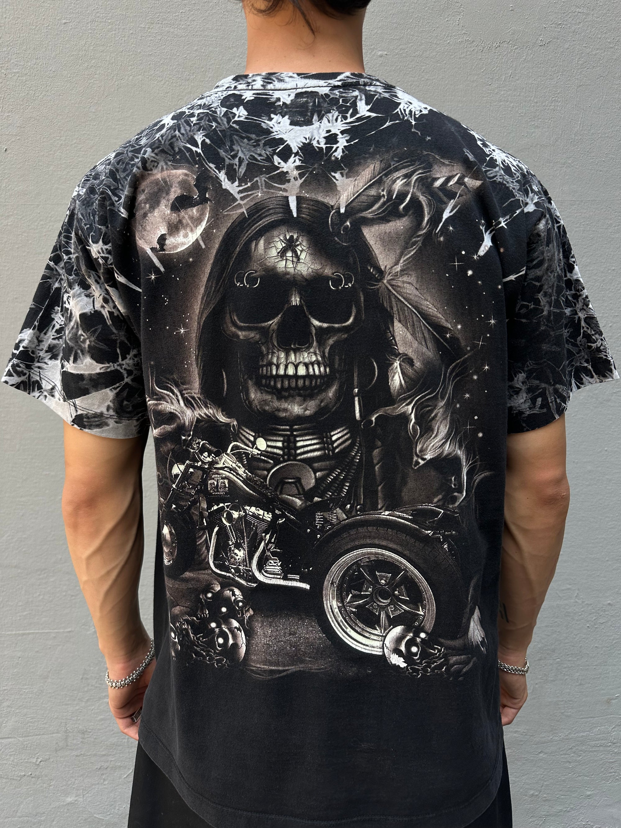 Ein T-Shirt mit Totenkopf Design in schwarz weiß grau mit Nieten in M/L