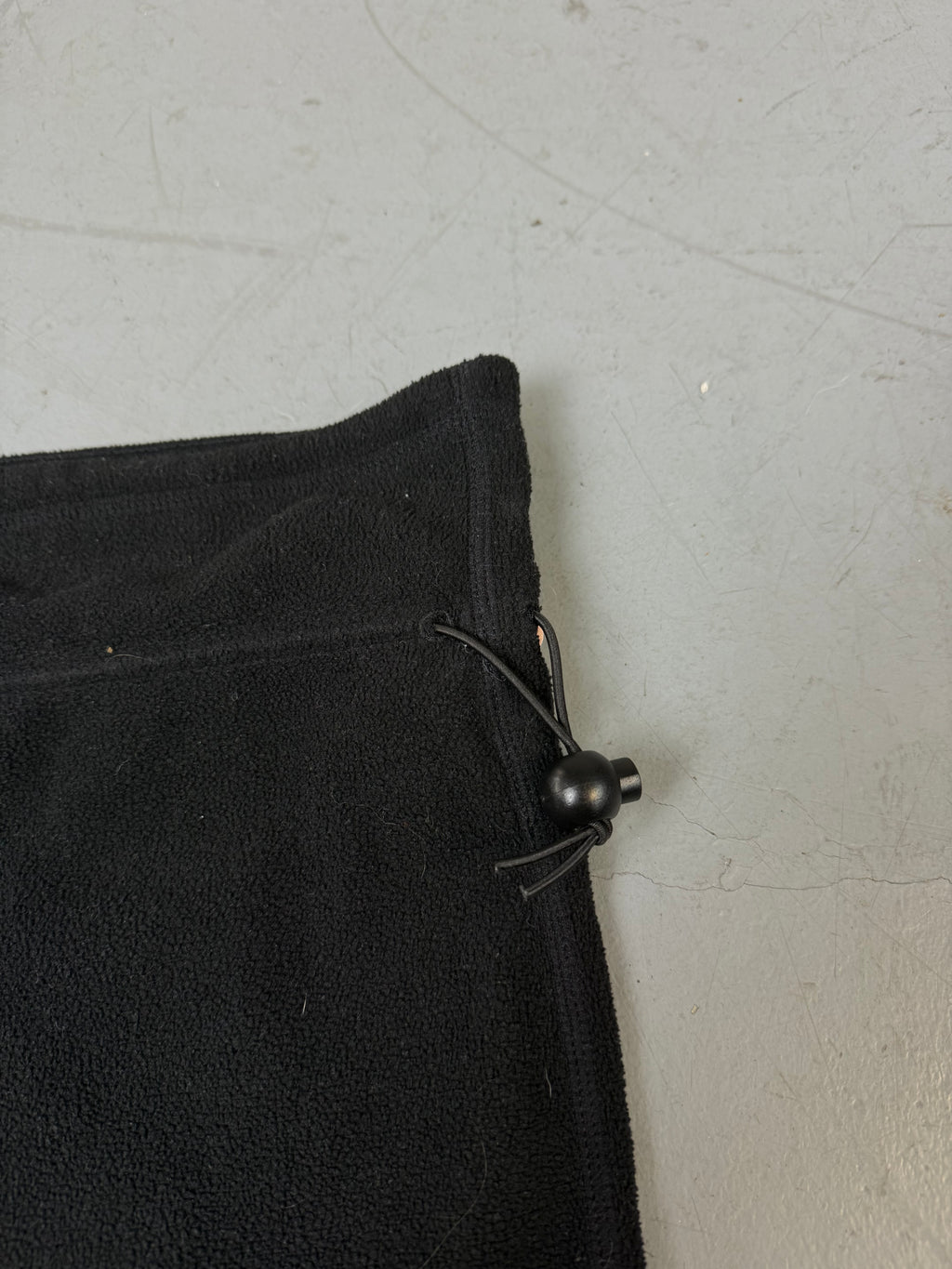 Ein schwarzer kleiner Loop Schal für den Hals von Nike 