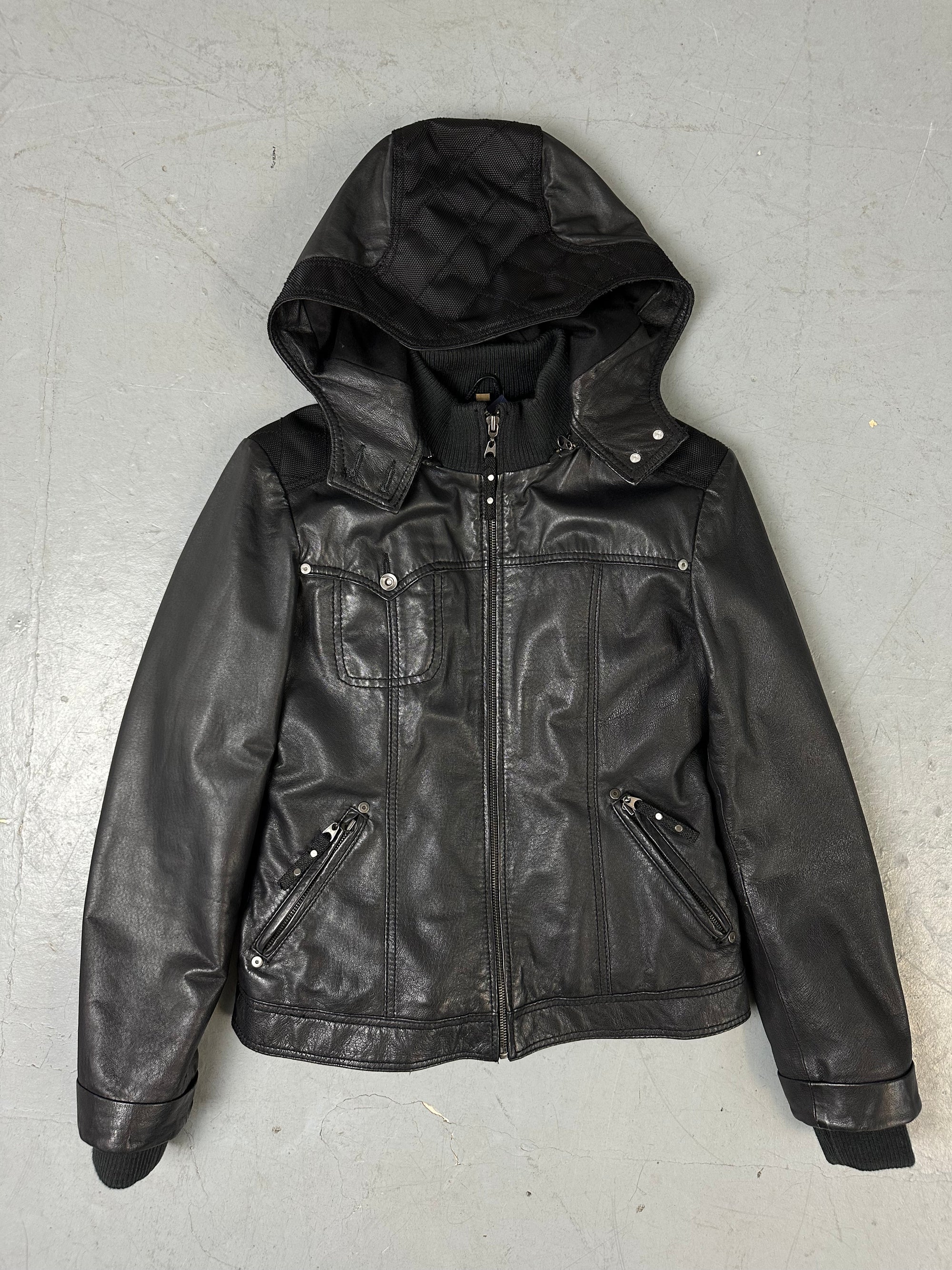 Eine schwarze Lederjacke mit Kaputze 