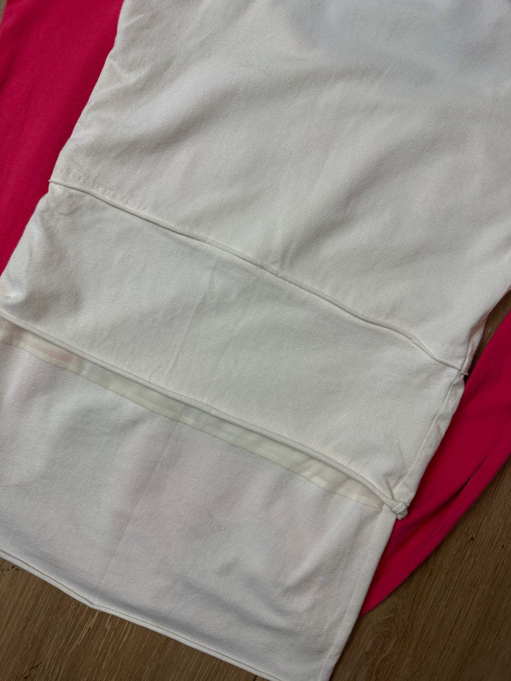 Ein Y2K Longsleeve in pink und weiß mit diversen Prints in L