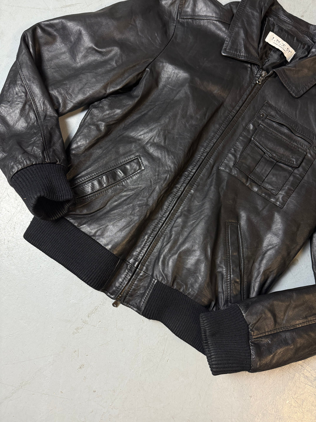 Detailbild von Vintage Into Italian Black Leather Jacket von Vorne