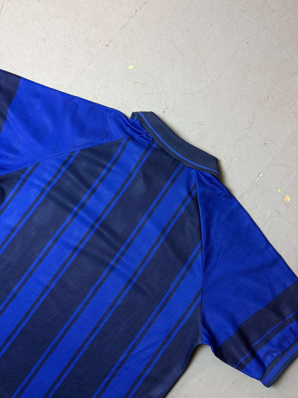 Detailbild von Vintage Nike Black and Blue T-Shirt von hinten