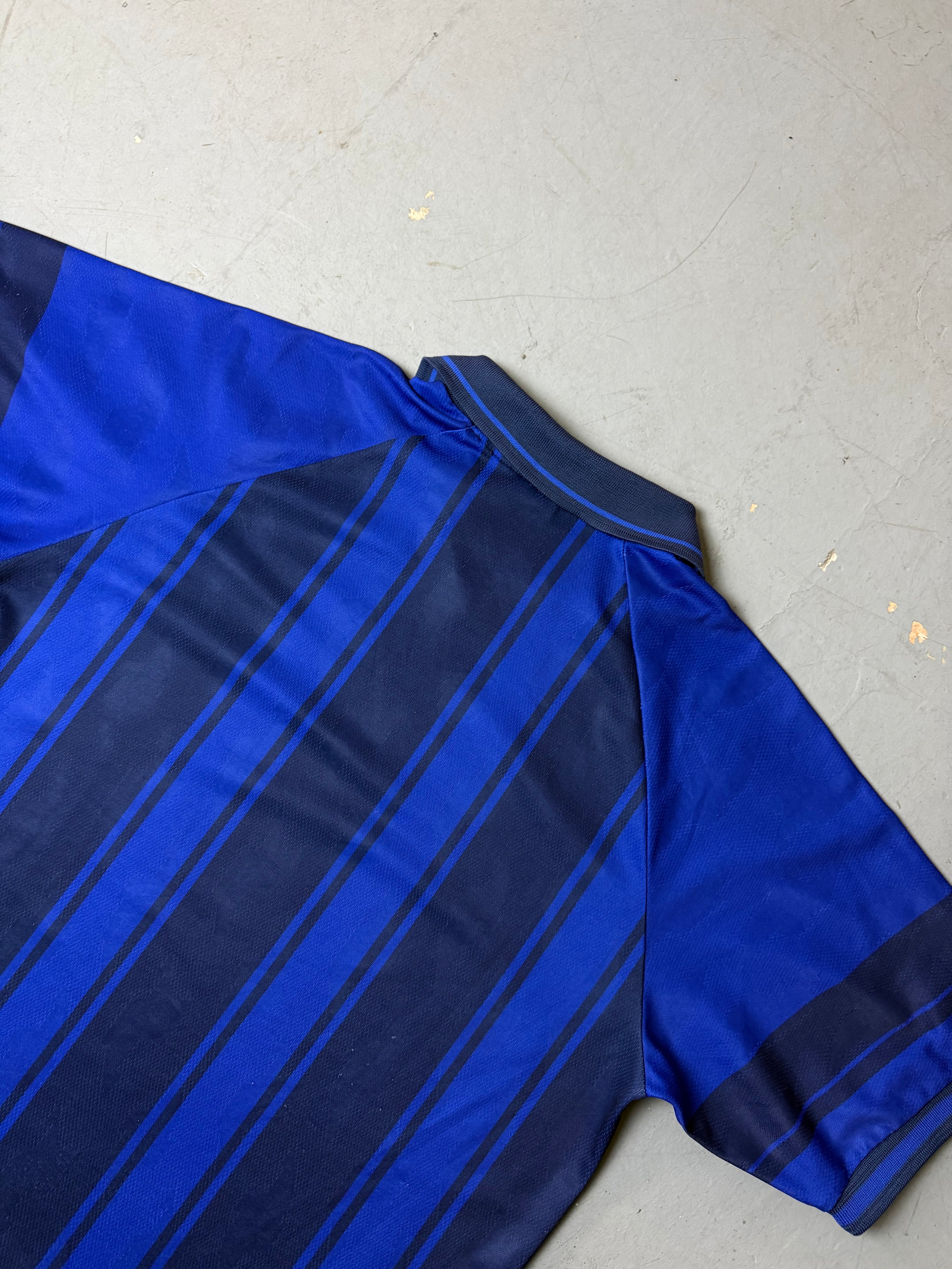 Detailbild von Vintage Nike Black and Blue T-Shirt von hinten