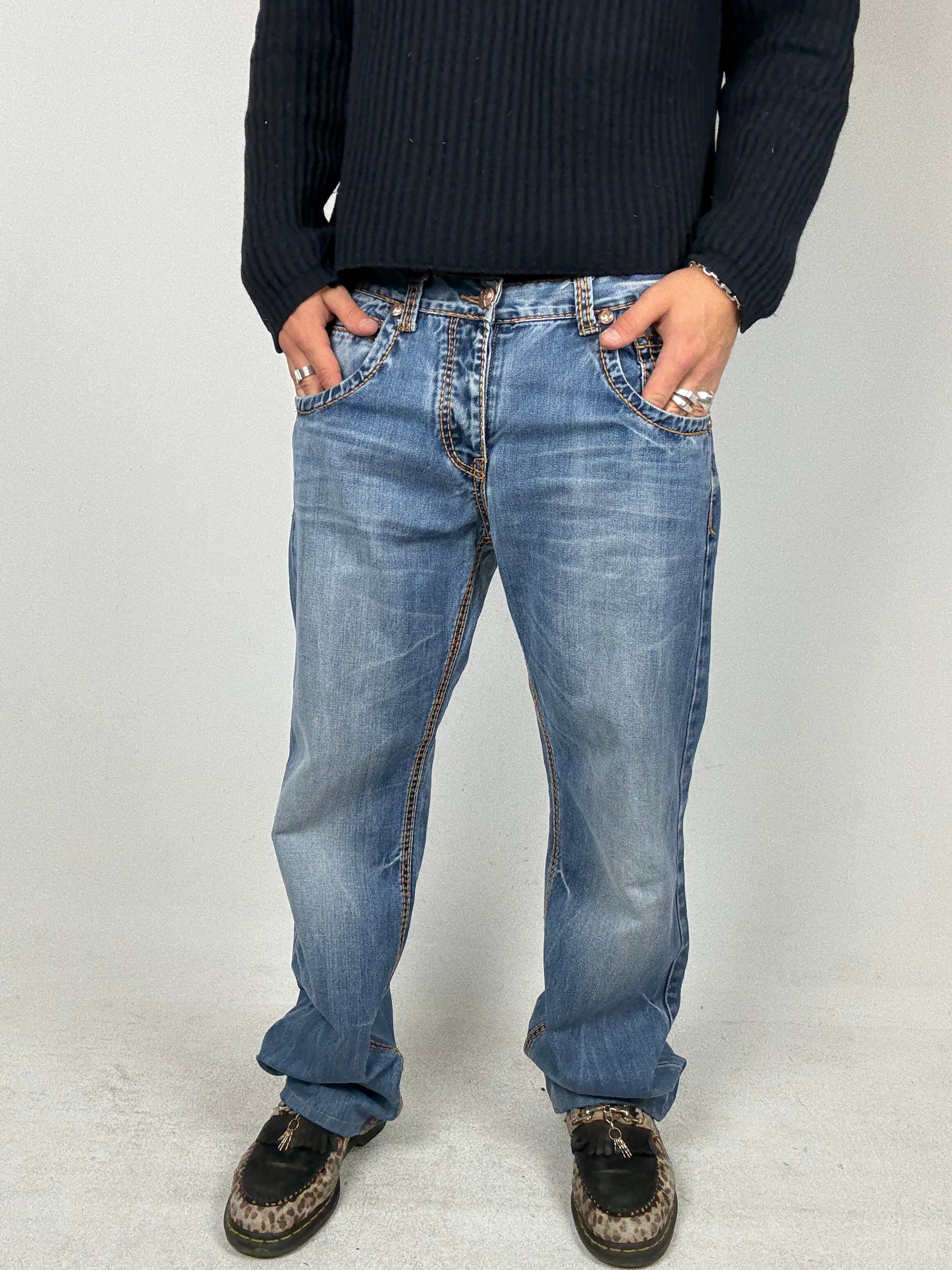 Tragebild von einer Vintage Blue Monkey Baggy Jeans von vorne