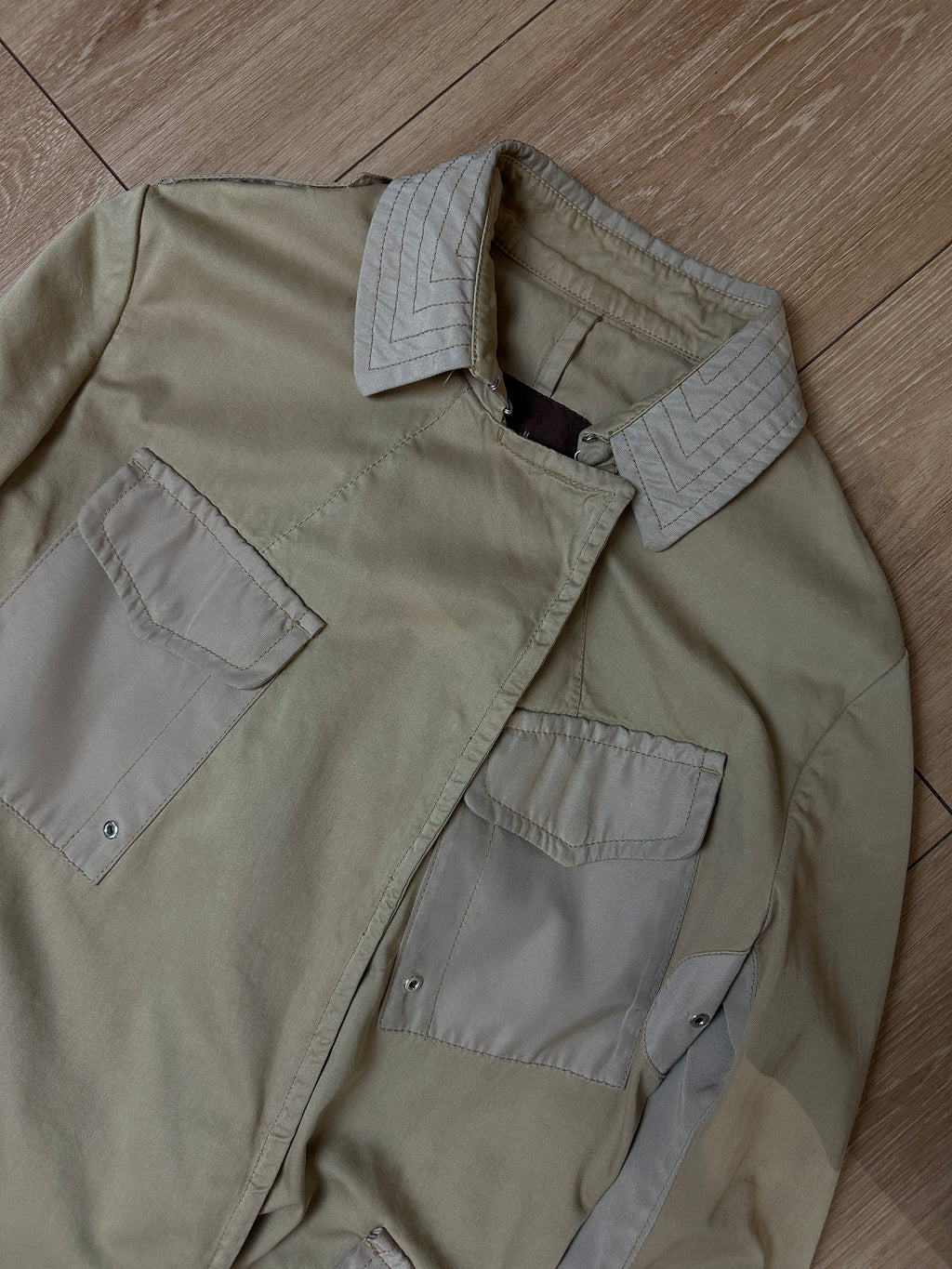 Detailbild von einem Vintage Beige Moncler Coat von Kragen