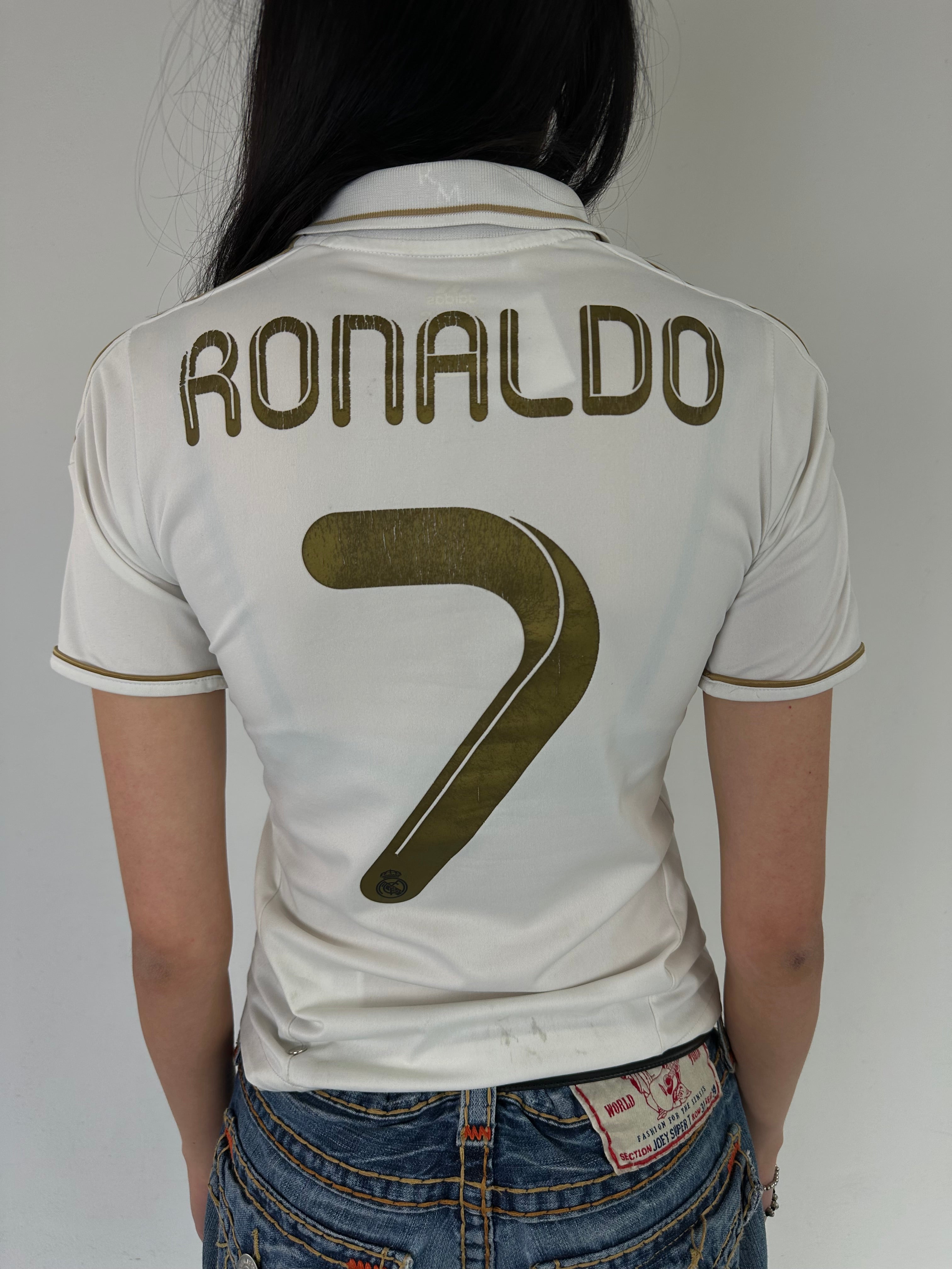 Ein Real Madrid Trikot von Adidas in weiß Gold mit Ronaldo auf dem Rücken in XS