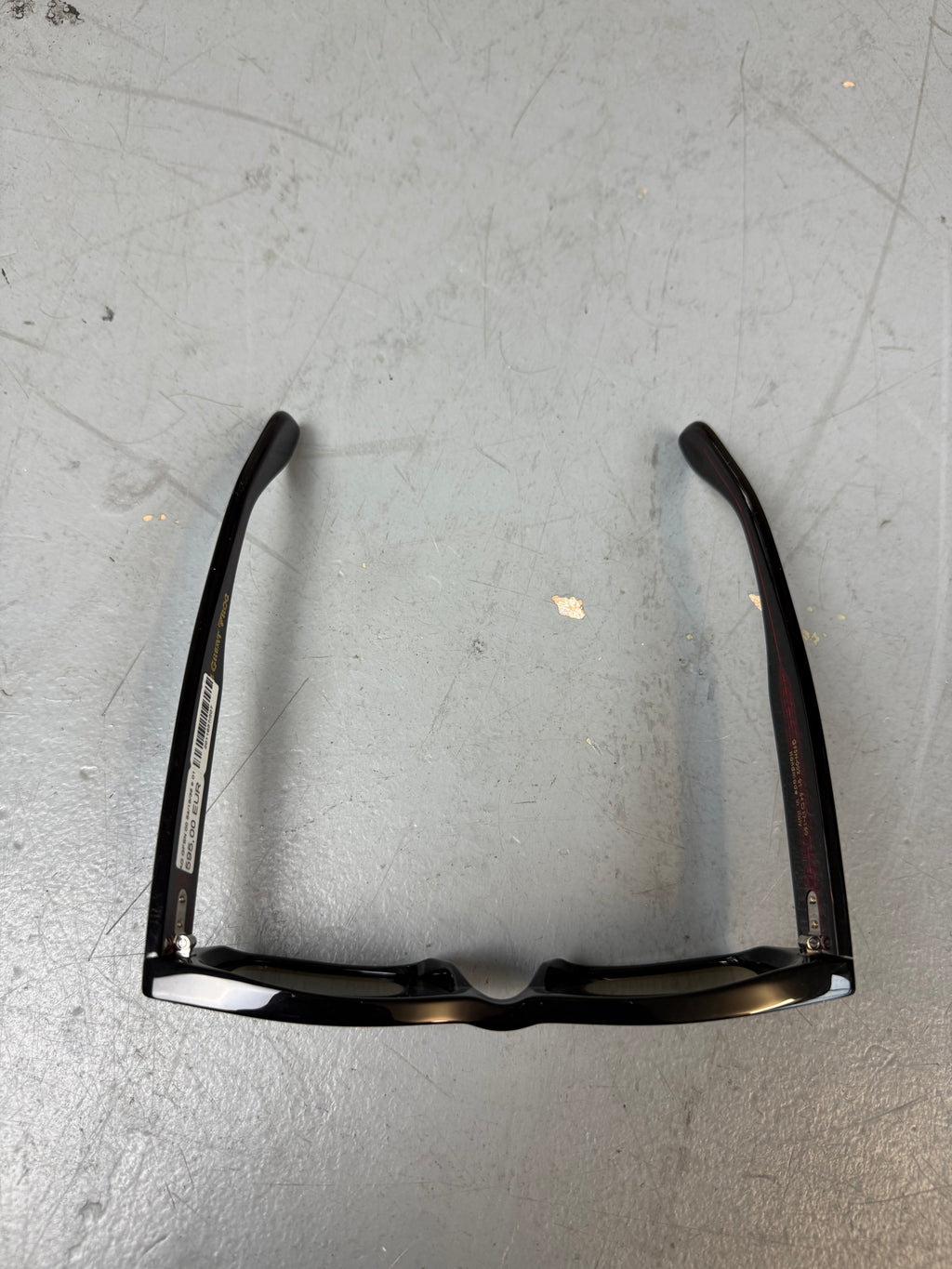 Schwarze Sonnenbrille von cutler & gross mit kleinen Dolch Details am Gestell 