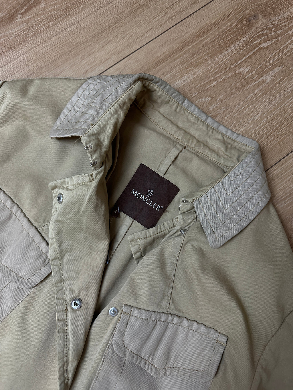 Detailbild von einem Vintage Beige Moncler Coat von Etikett innen