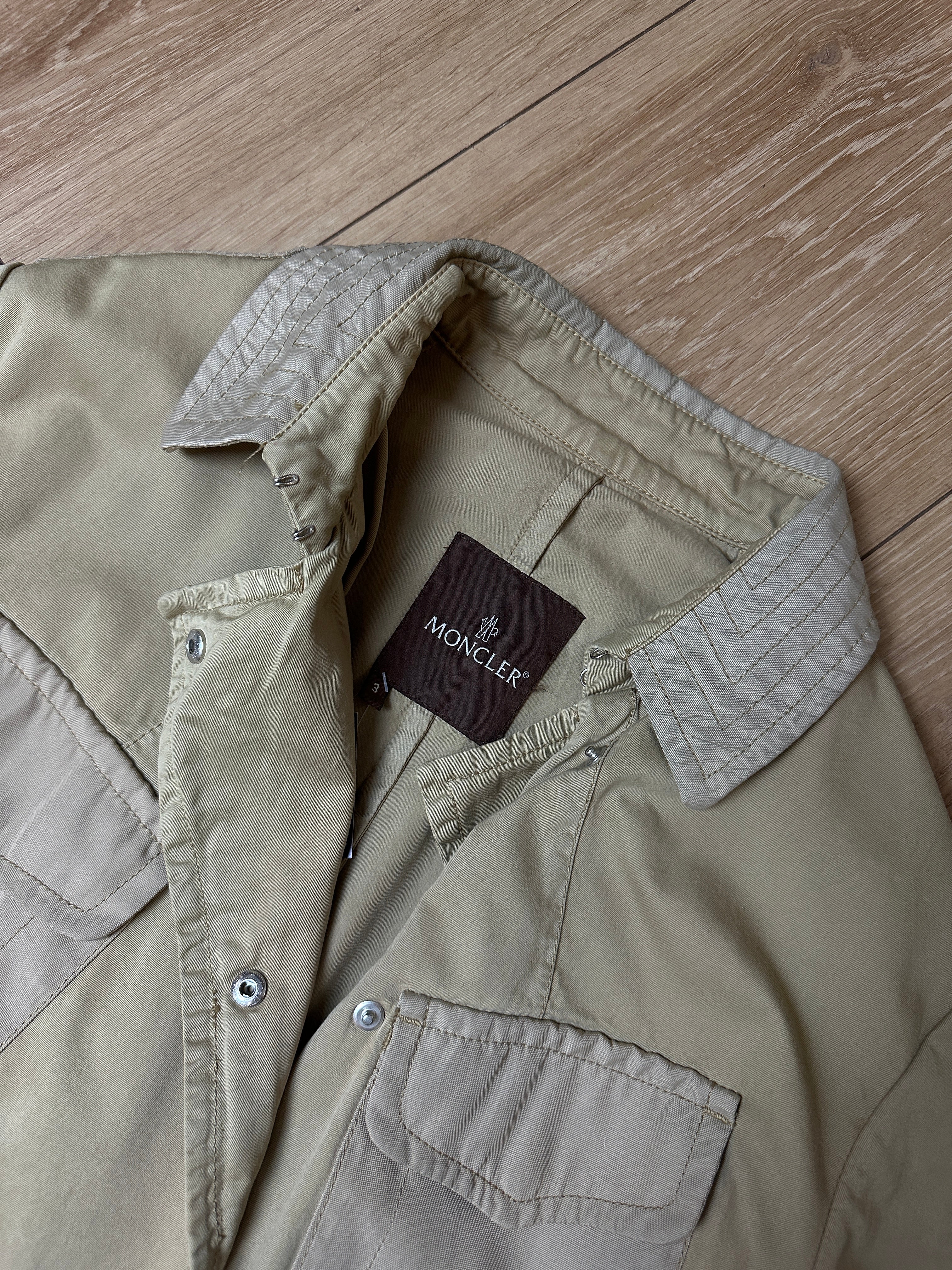 Detailbild von einem Vintage Beige Moncler Coat von Etikett innen